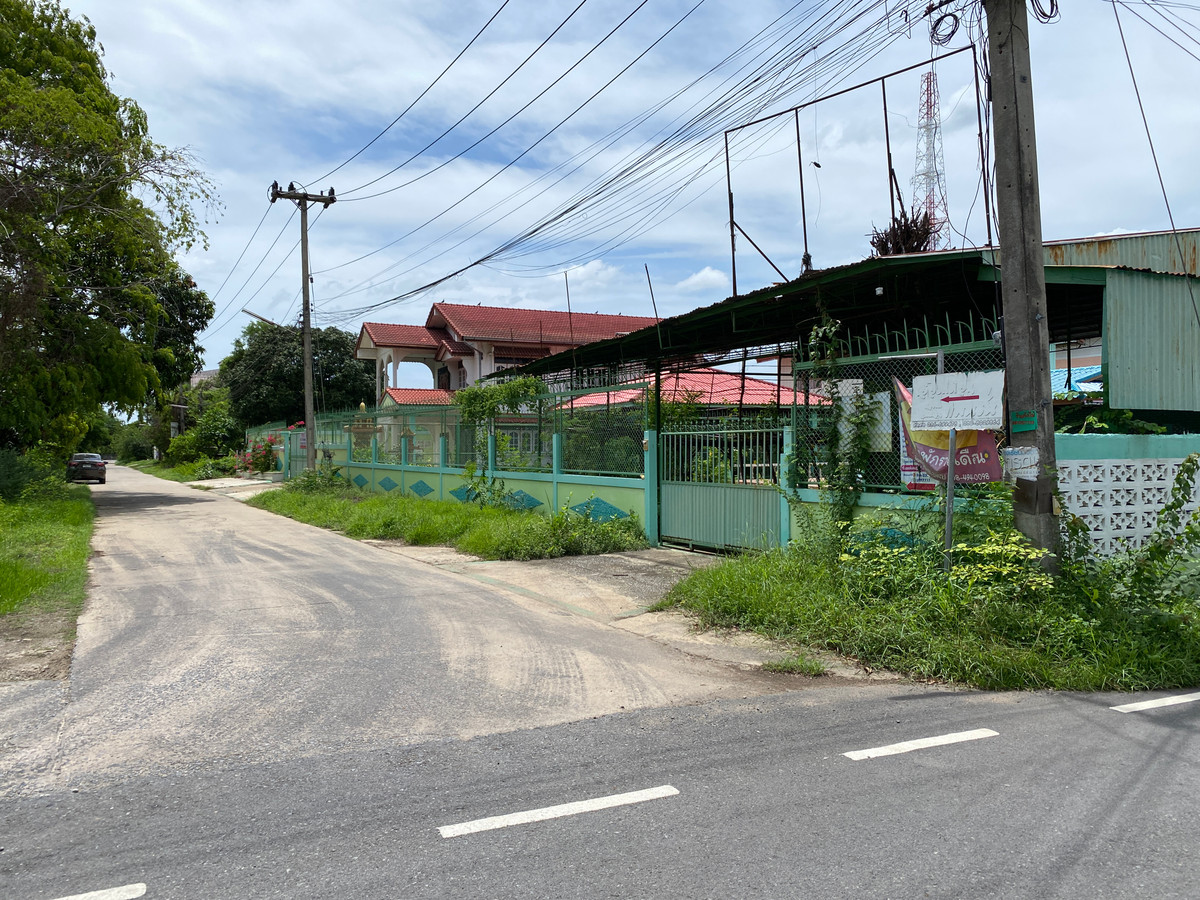For SaleHouseSing Buri : Single detached house for sale, inexpensive price, lots of space, next to Singburi City Hall. Located 150 meters from the main road, detached house, ready to move in, 2 floors, width 45 meters, 3 bedrooms, 2 bathrooms, 2 ngan, 29 square wa (229 square wa)