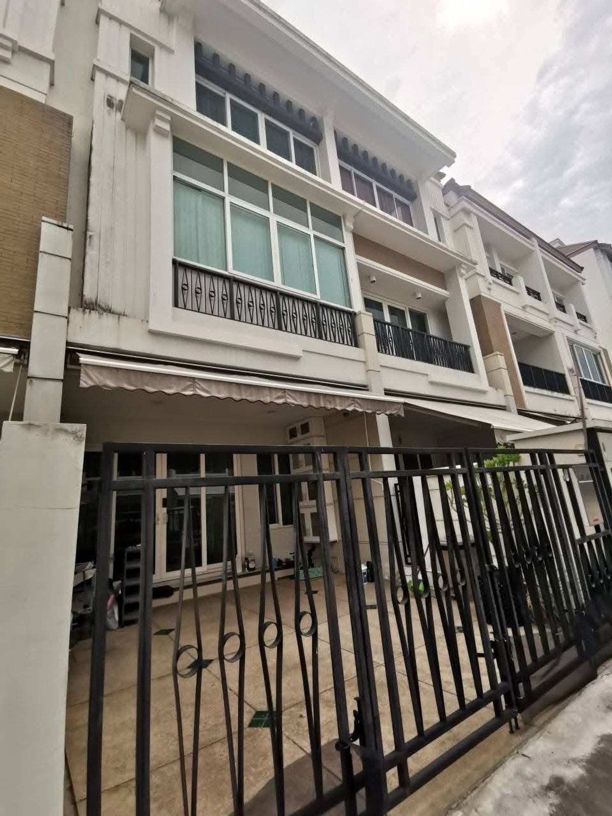 For SaleTownhomeRama3 (Riverside),Satupadit : 🏠✨ Baan Klang Krung Rama 3 | 3-story townhome, potential location (HBH-SI-135)