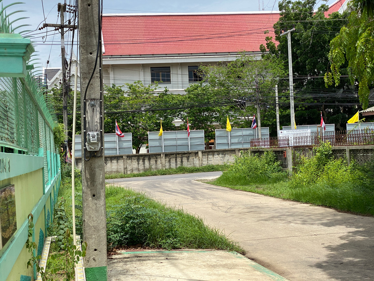 For SaleHouseSing Buri : Single detached house for sale, inexpensive price, lots of space, next to Singburi City Hall. Located 150 meters from the main road, detached house, ready to move in, 2 floors, width 45 meters, 3 bedrooms, 2 bathrooms, 2 ngan, 29 square wa (229 square wa)