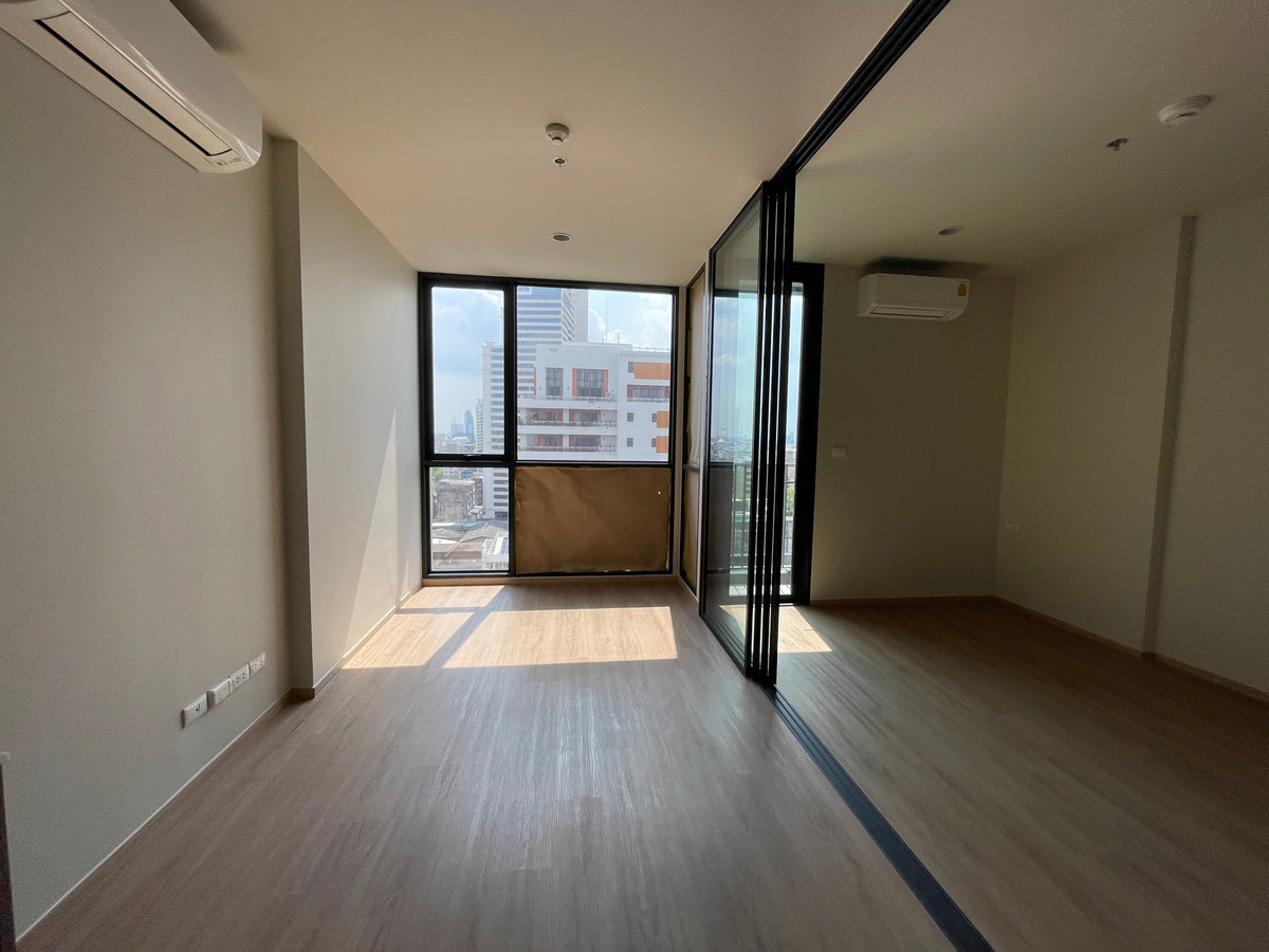 For SaleCondoSathorn, Narathiwat : [HOT UNIT] The Issara Sathorn 1BR, open room with glass walls. City view of Narathiwat - Rama 3, 100% parking, beautiful room, perfect layout for city people! Floor 12A, area 32.96 sq m, has a spacious and bright room feel with clear glass walls (Glass Pa
