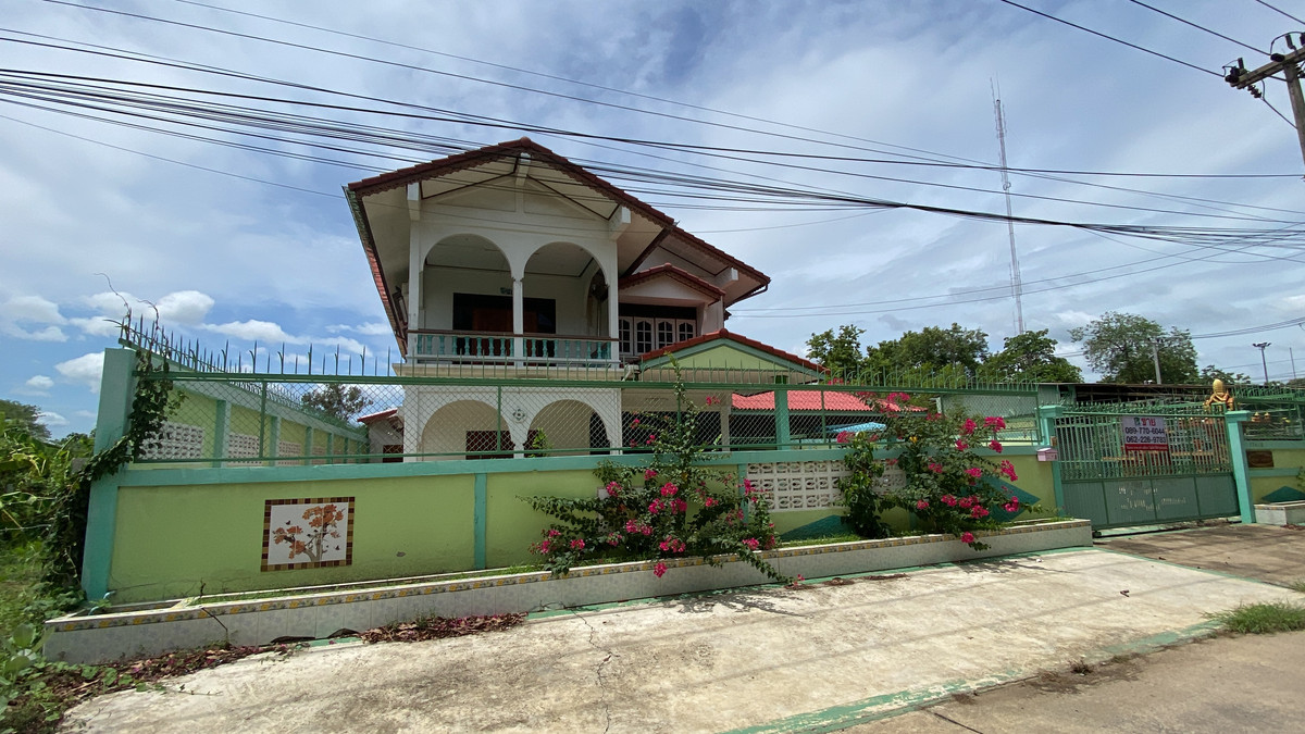 ขายบ้านสิงห์บุรี : ขายบ้านเดี่ยวราคาไม่แพง พื้นที่แยอะ อยู่ติดกับศาลาว่ากลางสิงห์บุรี อยู่ห่างจากถนนใหญ่ 150 เมตร บ้านเดี่ยวพร้อมอยู่ 2 ชั้น หน้ากว้าง 45 เมตร  3 ห้องนอน 2 ห้องน้ำ 2 งาน 29 ตารางวา (229 ตารางวา) จอดรถ 5-10 คัน 