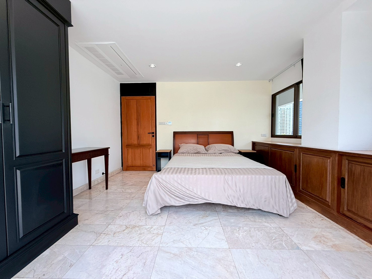 For RentCondoSukhumvit, Asoke, Thonglor : 🌁🎊 Ruamjai Heights, Sukhumvit 15 Condo for rent, newly renovated, super modern, 3 bedrooms, in the heart of Sukhumvit 