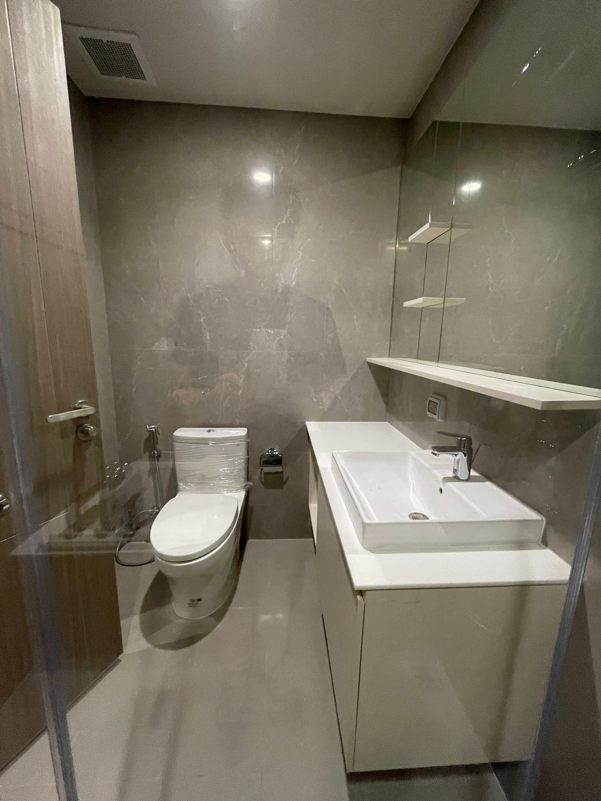 For SaleCondoSathorn, Narathiwat : [RARE CORNER UNIT] The Issara Sathorn 2BR Plus corner room, river view - Bang Kachao. Single house function @Chan-Sathorn Road Amazingly spacious area of ​​89.54 sq m., 26th floor, southeast direction, receives cool breezes, takes in the view of the Chao 