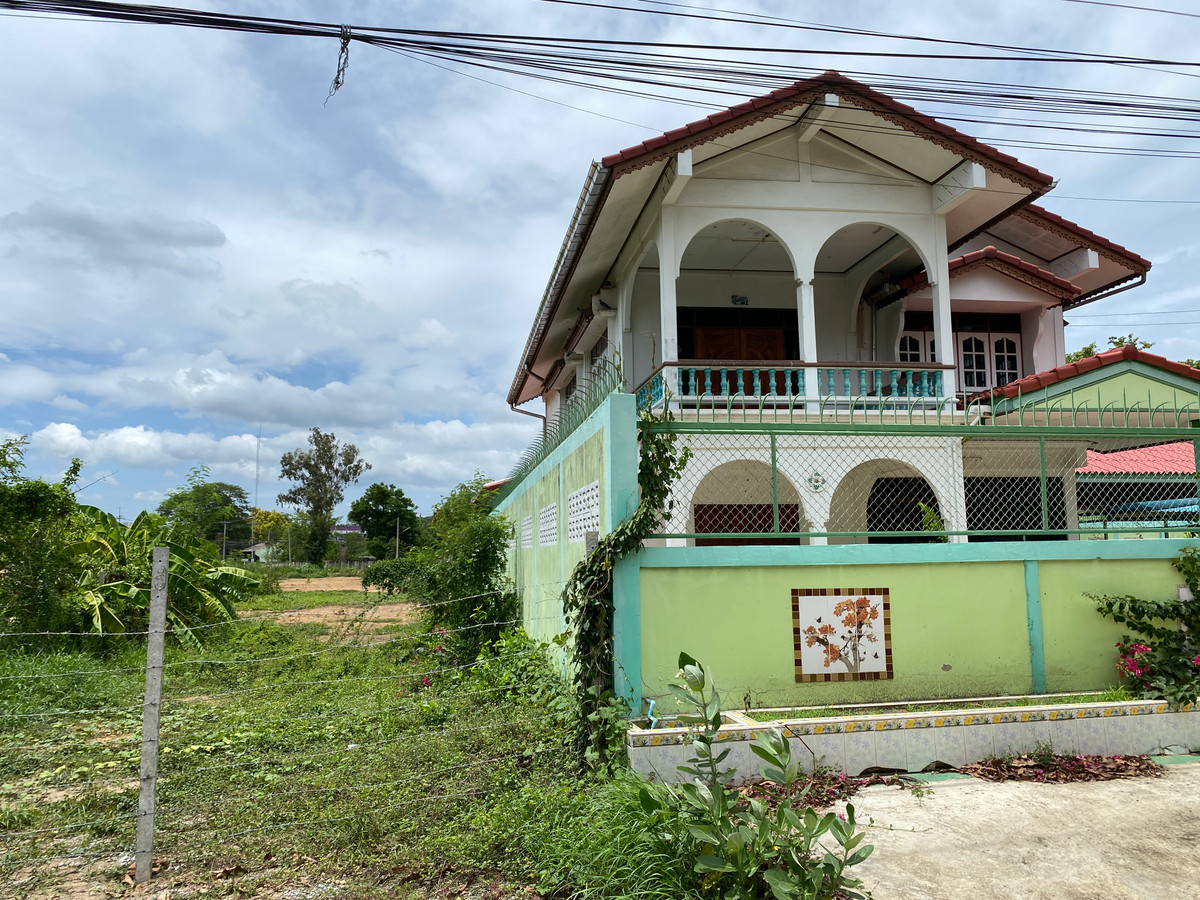 For SaleHouseSing Buri : Single detached house for sale, inexpensive price, lots of space, next to Singburi City Hall. Located 150 meters from the main road, detached house, ready to move in, 2 floors, width 45 meters, 3 bedrooms, 2 bathrooms, 2 ngan, 29 square wa (229 square wa)