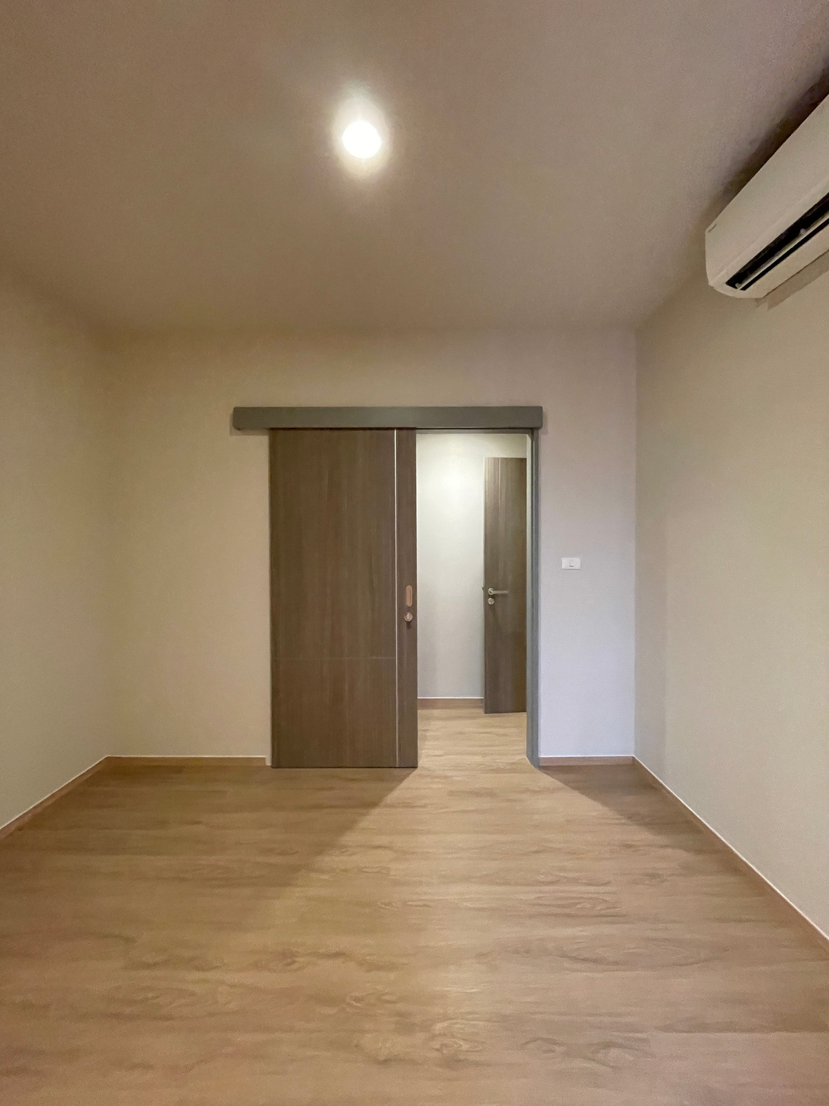 For SaleCondoSathorn, Narathiwat : [RARE CORNER UNIT] The Issara Sathorn 2BR Plus corner room, river view - Bang Kachao. Single house function @Chan-Sathorn Road Amazingly spacious area of ​​89.54 sq m., 26th floor, southeast direction, receives cool breezes, takes in the view of the Chao 