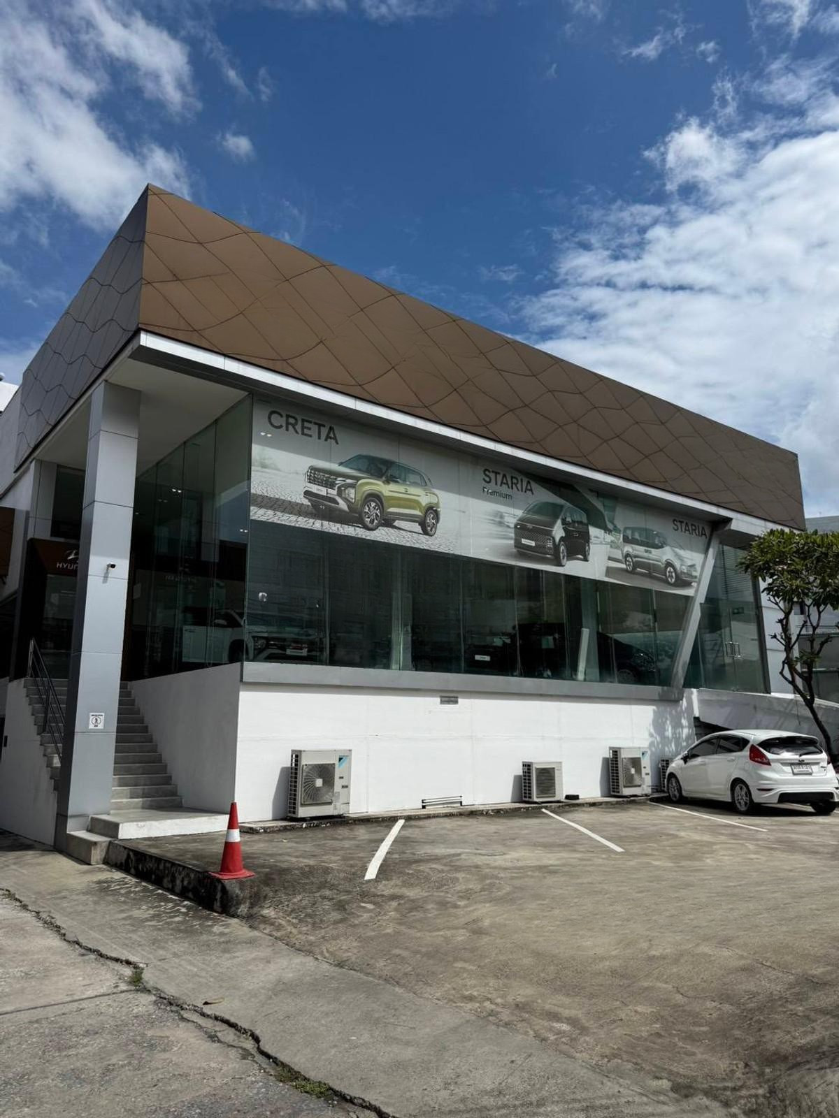 For RentShowroomNawamin, Ramindra : ✨ Showroom for Rent – Prime Location in Ramindra!  Spacious showroom space of 1,000 sq.m., conveniently located near shopping malls. Ready for immediate business operation.  Tel 086-369-2224