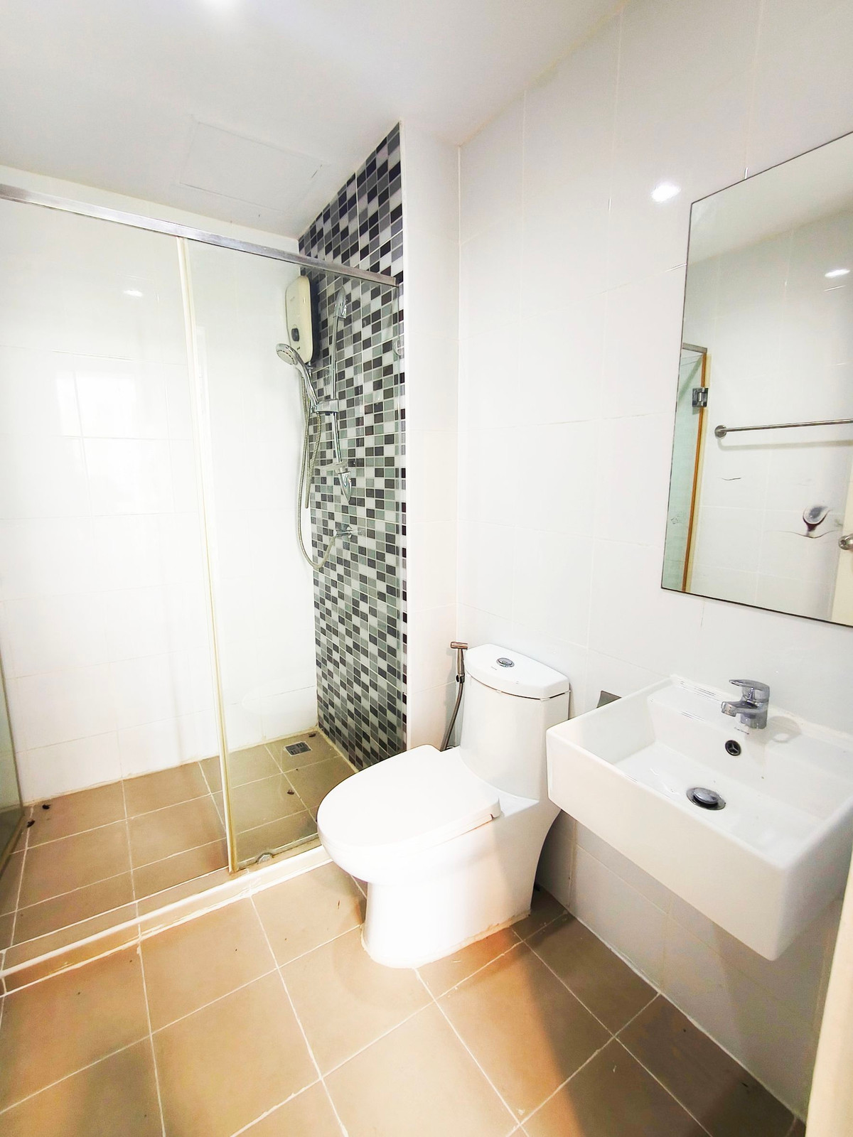 For SaleCondoMahachai Samut Sakhon : Condo for sale below appraised value  Tulip Square Om Noi Project