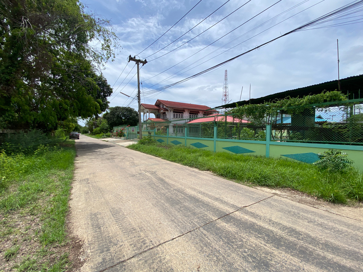 For SaleHouseSing Buri : Single detached house for sale, inexpensive price, lots of space, next to Singburi City Hall. Located 150 meters from the main road, detached house, ready to move in, 2 floors, width 45 meters, 3 bedrooms, 2 bathrooms, 2 ngan, 29 square wa (229 square wa)