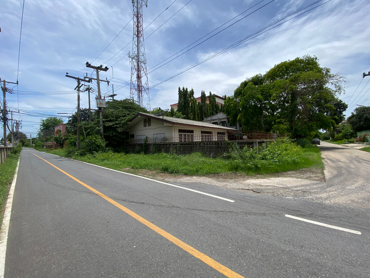 For SaleHouseSing Buri : Single detached house for sale, inexpensive price, lots of space, next to Singburi City Hall. Located 150 meters from the main road, detached house, ready to move in, 2 floors, width 45 meters, 3 bedrooms, 2 bathrooms, 2 ngan, 29 square wa (229 square wa)