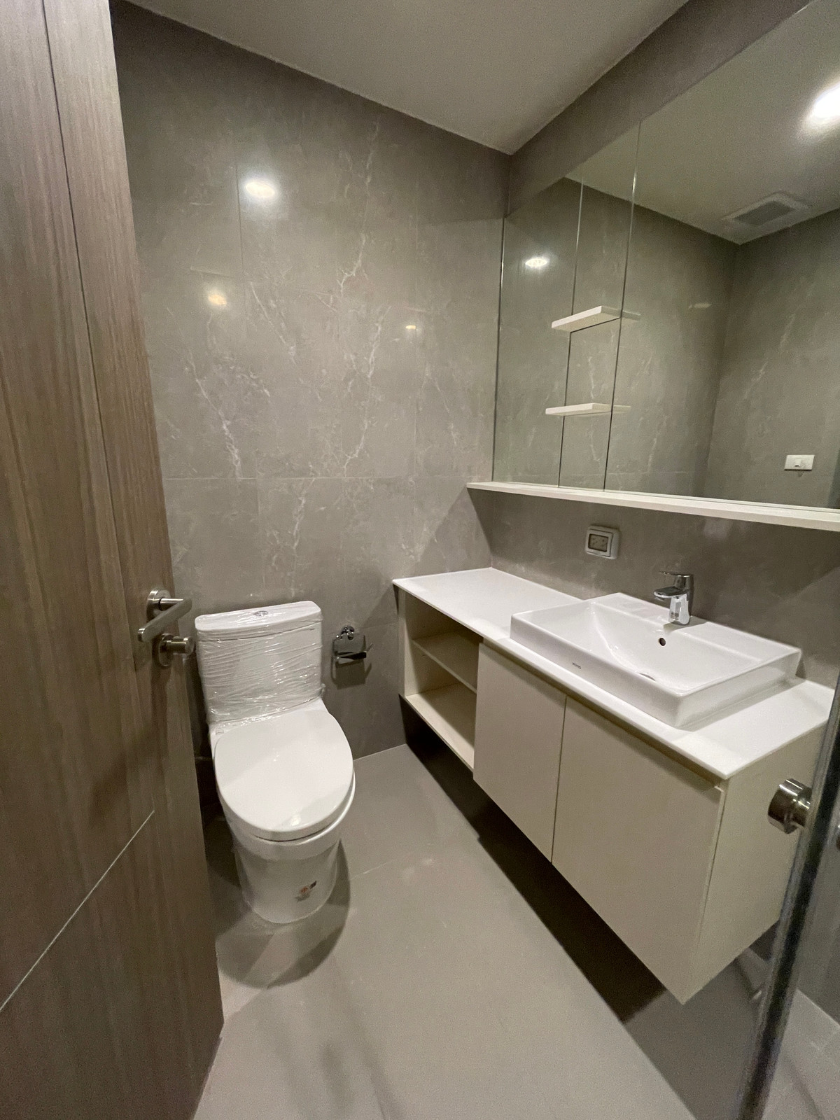 For SaleCondoSathorn, Narathiwat : [RARE CORNER UNIT] The Issara Sathorn 2BR Plus corner room, river view - Bang Kachao. Single house function @Chan-Sathorn Road Amazingly spacious area of ​​89.54 sq m., 26th floor, southeast direction, receives cool breezes, takes in the view of the Chao 