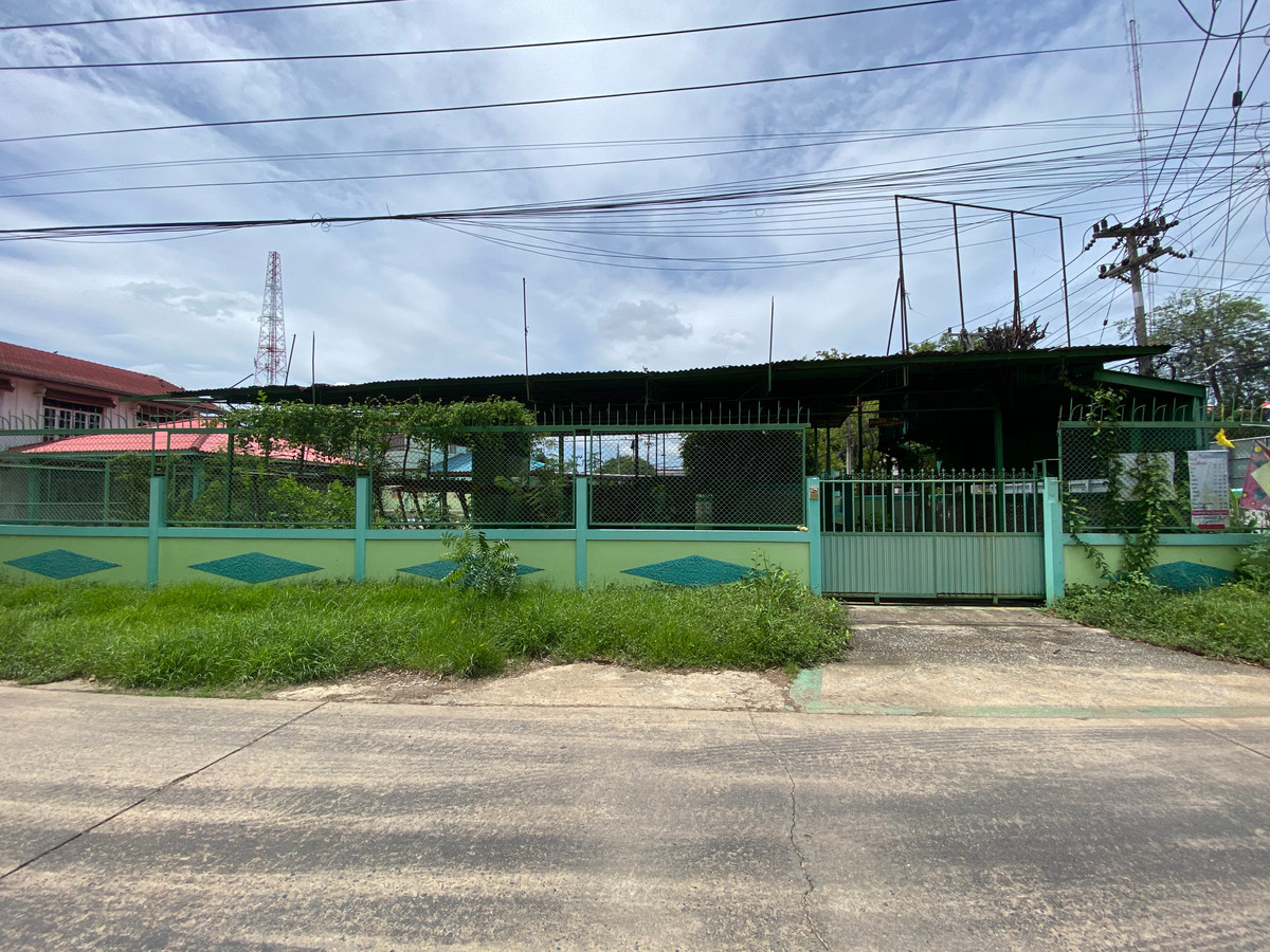 For SaleHouseSing Buri : Single detached house for sale, inexpensive price, lots of space, next to Singburi City Hall. Located 150 meters from the main road, detached house, ready to move in, 2 floors, width 45 meters, 3 bedrooms, 2 bathrooms, 2 ngan, 29 square wa (229 square wa)