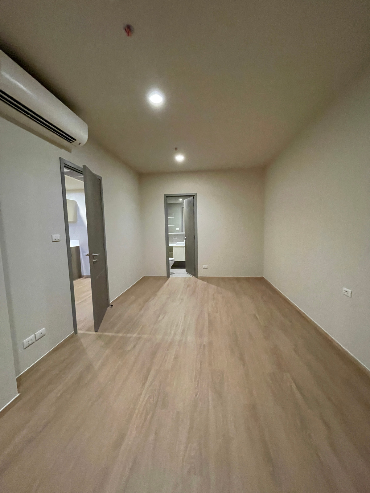 For SaleCondoSathorn, Narathiwat : [RARE CORNER UNIT] The Issara Sathorn 2BR Plus corner room, river view - Bang Kachao. Single house function @Chan-Sathorn Road Amazingly spacious area of ​​89.54 sq m., 26th floor, southeast direction, receives cool breezes, takes in the view of the Chao 