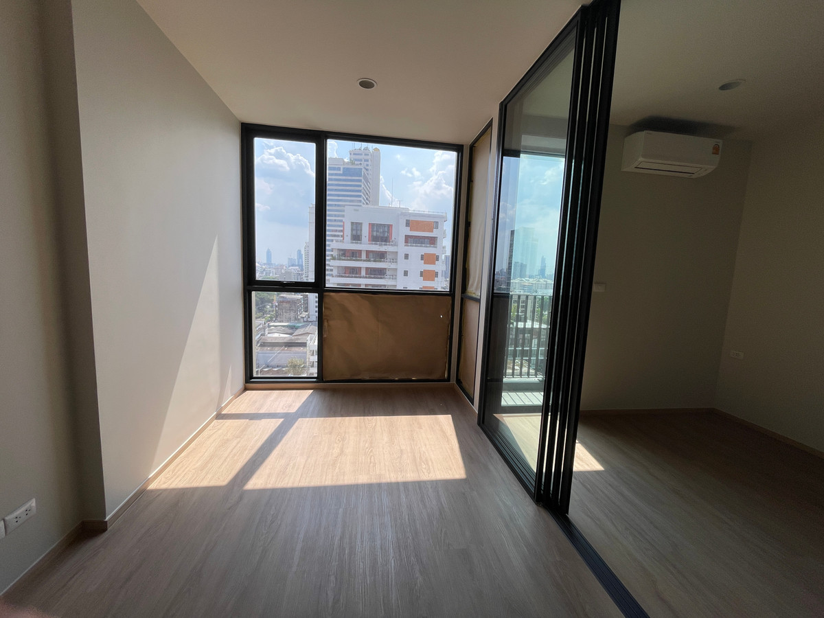 For SaleCondoSathorn, Narathiwat : [HOT UNIT] The Issara Sathorn 1BR, open room with glass walls. City view of Narathiwat - Rama 3, 100% parking, beautiful room, perfect layout for city people! Floor 12A, area 32.96 sq m, has a spacious and bright room feel with clear glass walls (Glass Pa