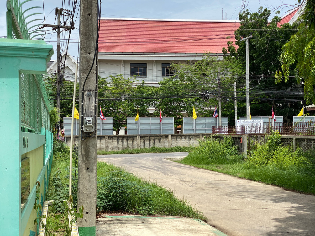 For SaleHouseSing Buri : Single detached house for sale, inexpensive price, lots of space, next to Singburi City Hall. Located 150 meters from the main road, detached house, ready to move in, 2 floors, width 45 meters, 3 bedrooms, 2 bathrooms, 2 ngan, 29 square wa (229 square wa)