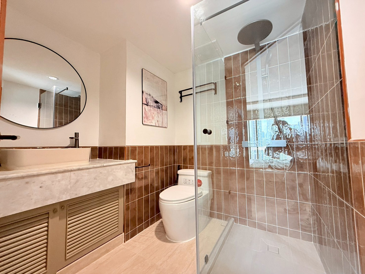 For RentCondoSukhumvit, Asoke, Thonglor : 🌁🎊 Ruamjai Heights, Sukhumvit 15 Condo for rent, newly renovated, super modern, 3 bedrooms, in the heart of Sukhumvit 