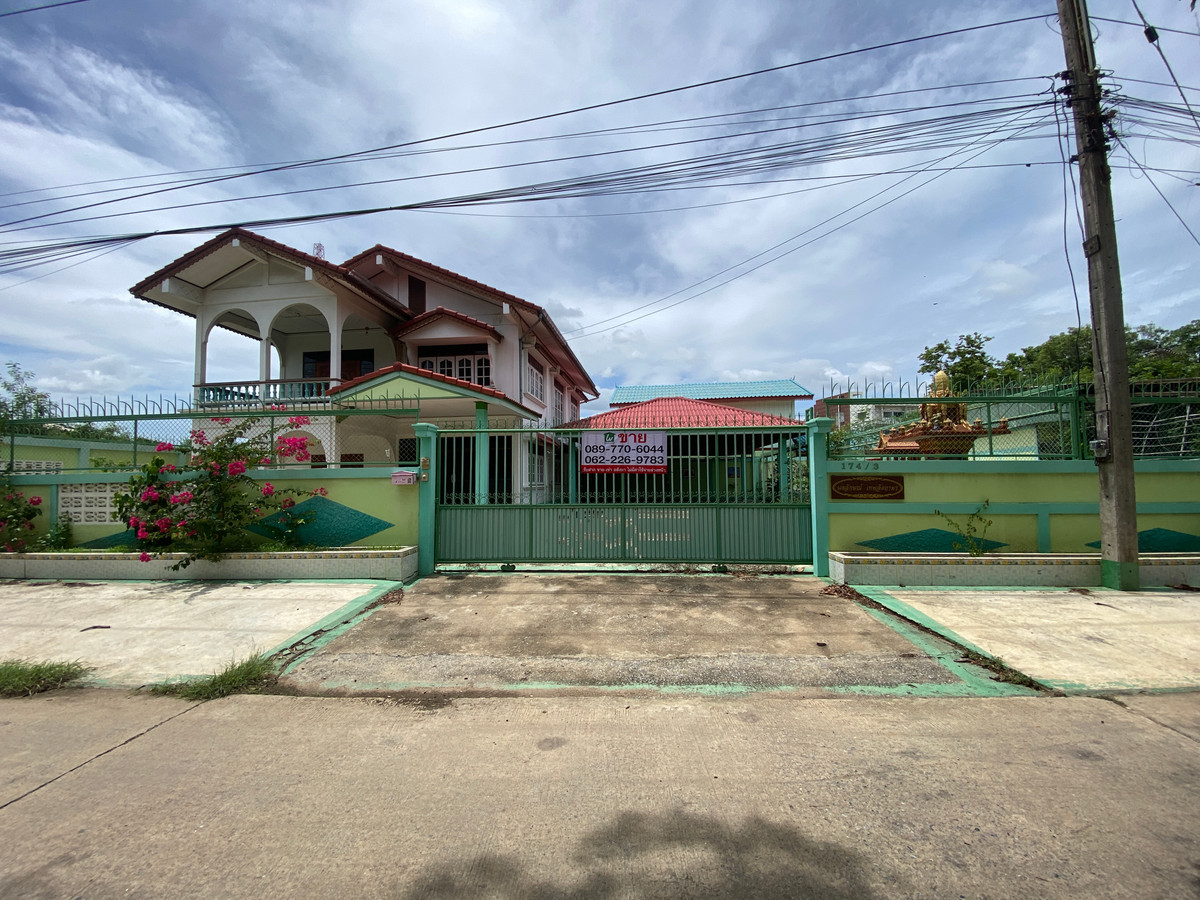 For SaleHouseSing Buri : Single detached house for sale, inexpensive price, lots of space, next to Singburi City Hall. Located 150 meters from the main road, detached house, ready to move in, 2 floors, width 45 meters, 3 bedrooms, 2 bathrooms, 2 ngan, 29 square wa (229 square wa)