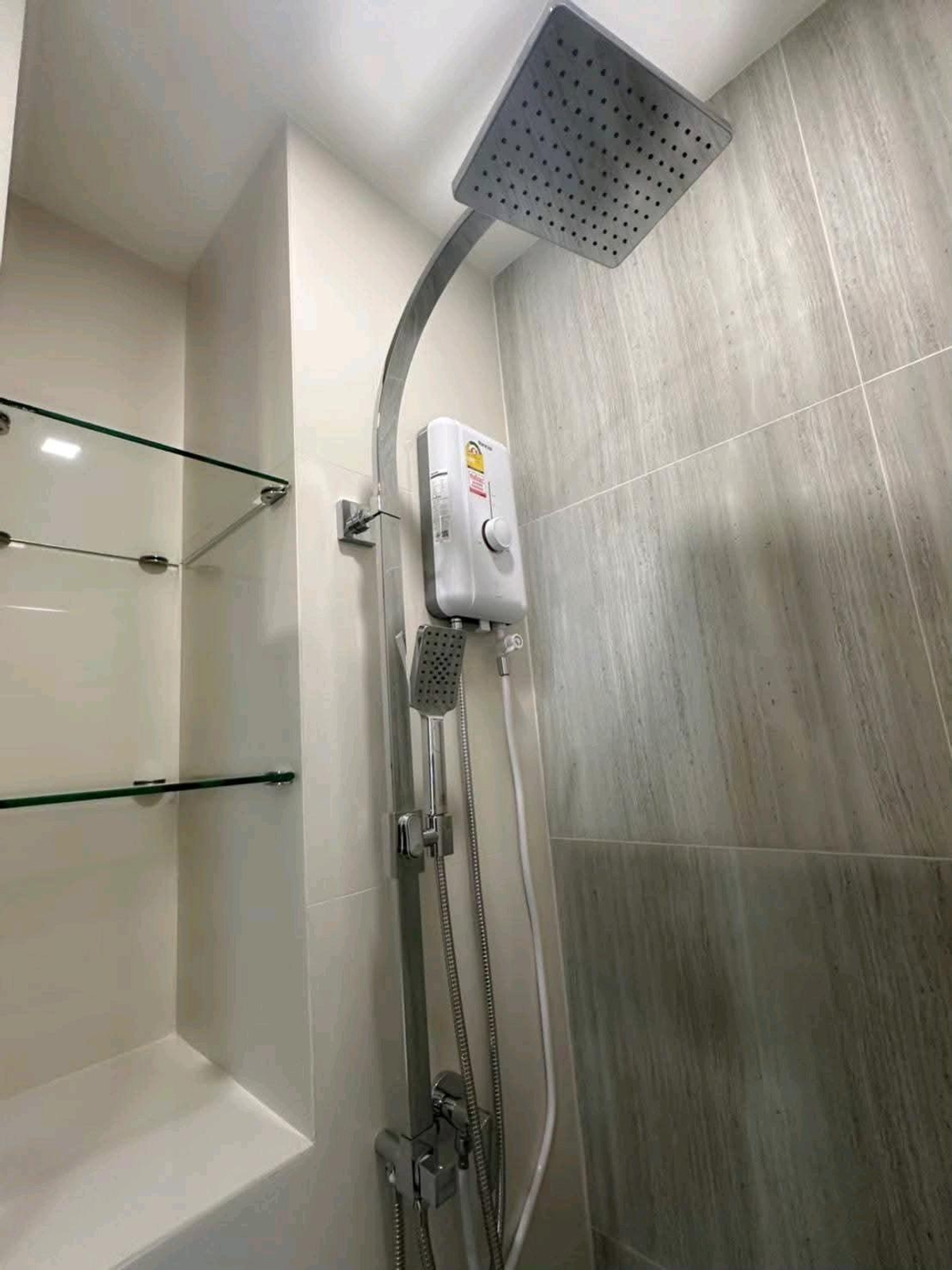 For RentCondoPattanakan, Srinakarin : 🚆✨ Next to BTS Hua Mak, 0 meters, walk down from the condo to the station! Room available, ready to move in immediately 😘😘