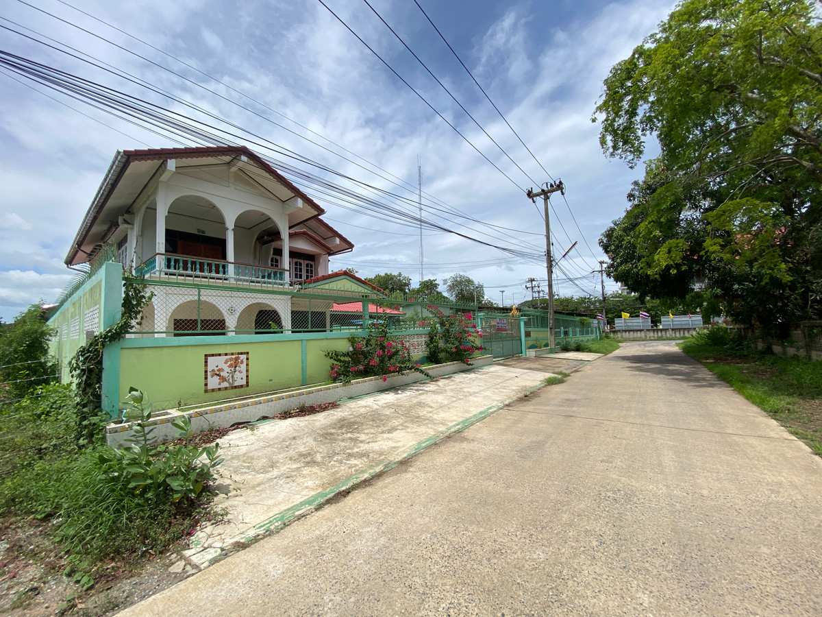 For SaleHouseSing Buri : Single detached house for sale, inexpensive price, lots of space, next to Singburi City Hall. Located 150 meters from the main road, detached house, ready to move in, 2 floors, width 45 meters, 3 bedrooms, 2 bathrooms, 2 ngan, 29 square wa (229 square wa)