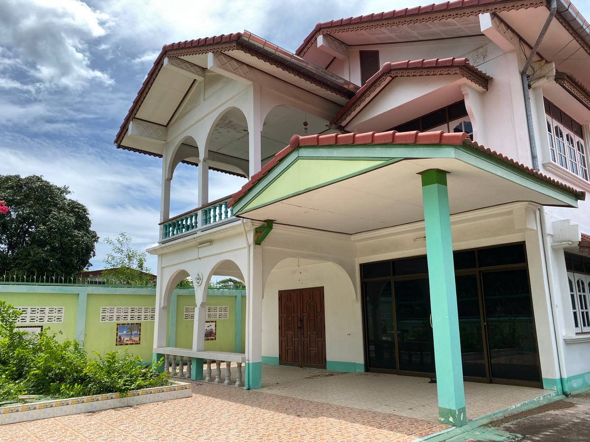 For SaleHouseSing Buri : Single detached house for sale, inexpensive price, lots of space, next to Singburi City Hall. Located 150 meters from the main road, detached house, ready to move in, 2 floors, width 45 meters, 3 bedrooms, 2 bathrooms, 2 ngan, 29 square wa (229 square wa)