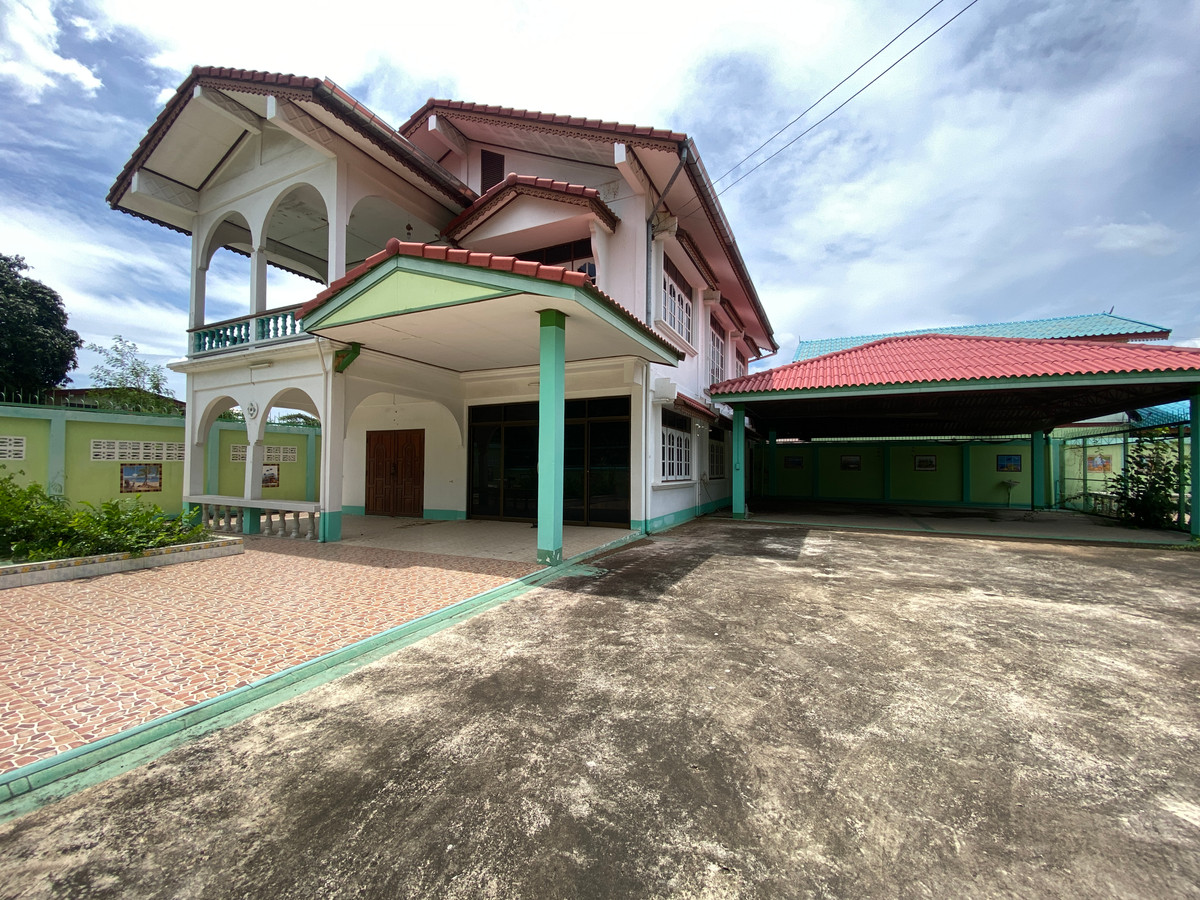 For SaleHouseSing Buri : Single detached house for sale, inexpensive price, lots of space, next to Singburi City Hall. Located 150 meters from the main road, detached house, ready to move in, 2 floors, width 45 meters, 3 bedrooms, 2 bathrooms, 2 ngan, 29 square wa (229 square wa)