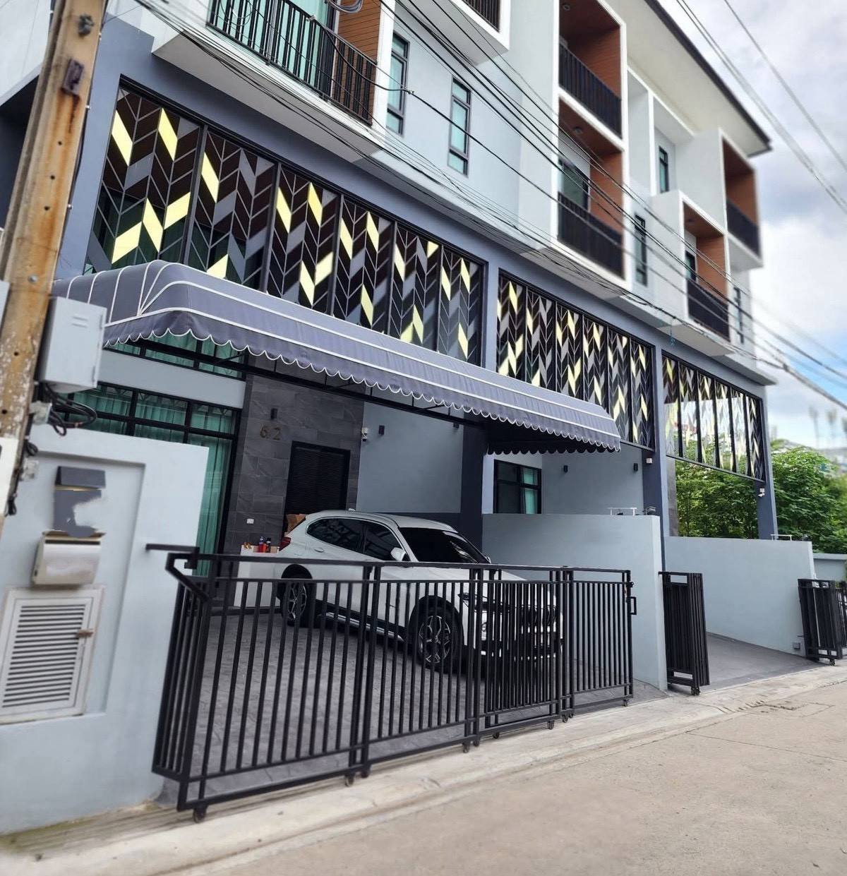 For RentTownhomeLadprao101, Happy Land, The Mall Bang Kapi : Home office for rent, 4 floors, beautifully decorated, luxury. Ready to move in Lat Phrao-Wang Hin Road Air conditioning, complete furniture There are 4 bedrooms (1 bedroom downstairs), 4 en-suite bathrooms in every room. Rent 100,000 baht/month