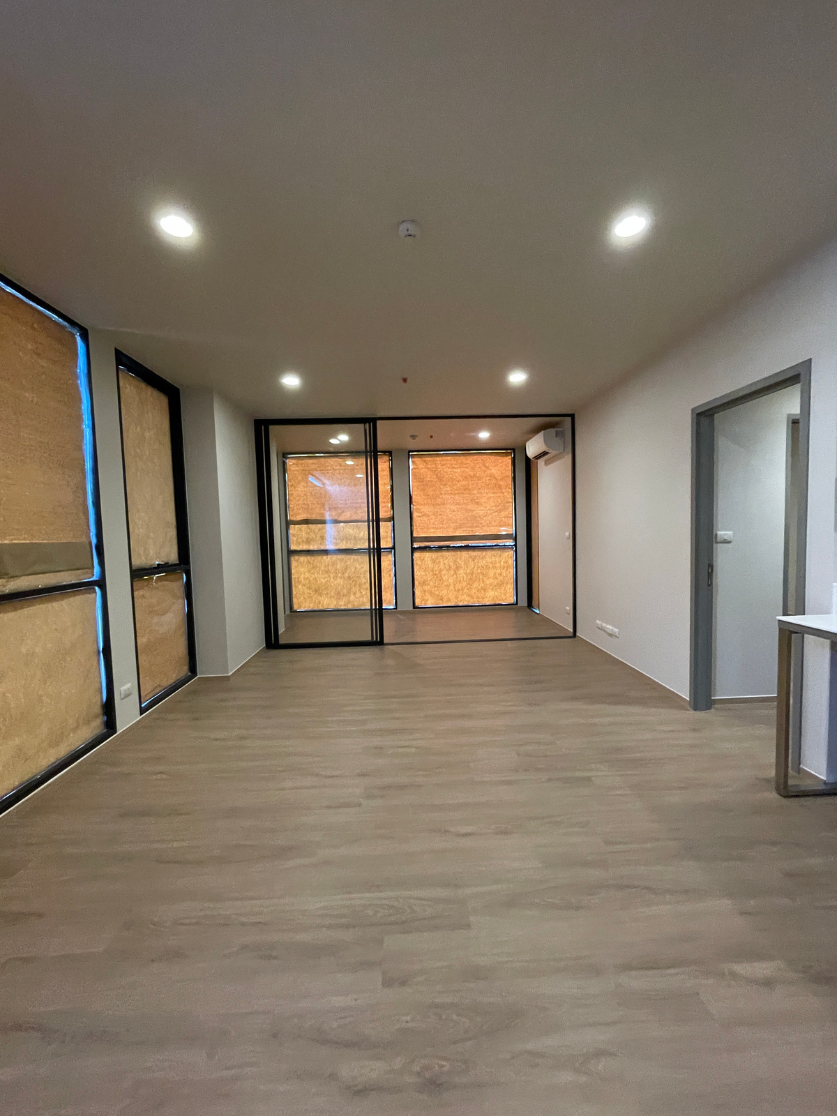 For SaleCondoSathorn, Narathiwat : [RARE CORNER UNIT] The Issara Sathorn 2BR Plus corner room, river view - Bang Kachao. Single house function @Chan-Sathorn Road Amazingly spacious area of ​​89.54 sq m., 26th floor, southeast direction, receives cool breezes, takes in the view of the Chao 