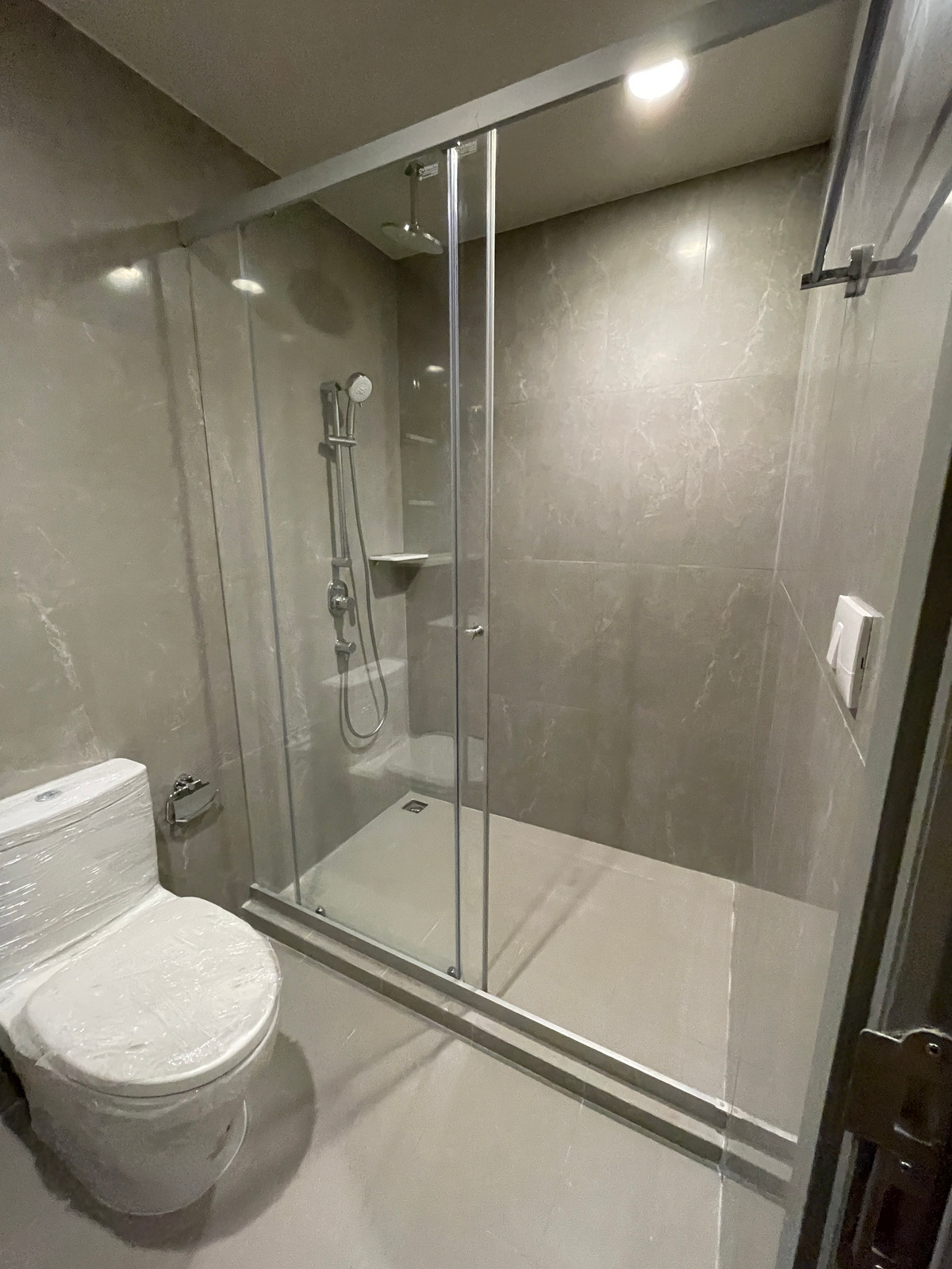 For SaleCondoSathorn, Narathiwat : [RARE CORNER UNIT] The Issara Sathorn 2BR Plus corner room, river view - Bang Kachao. Single house function @Chan-Sathorn Road Amazingly spacious area of ​​89.54 sq m., 26th floor, southeast direction, receives cool breezes, takes in the view of the Chao 