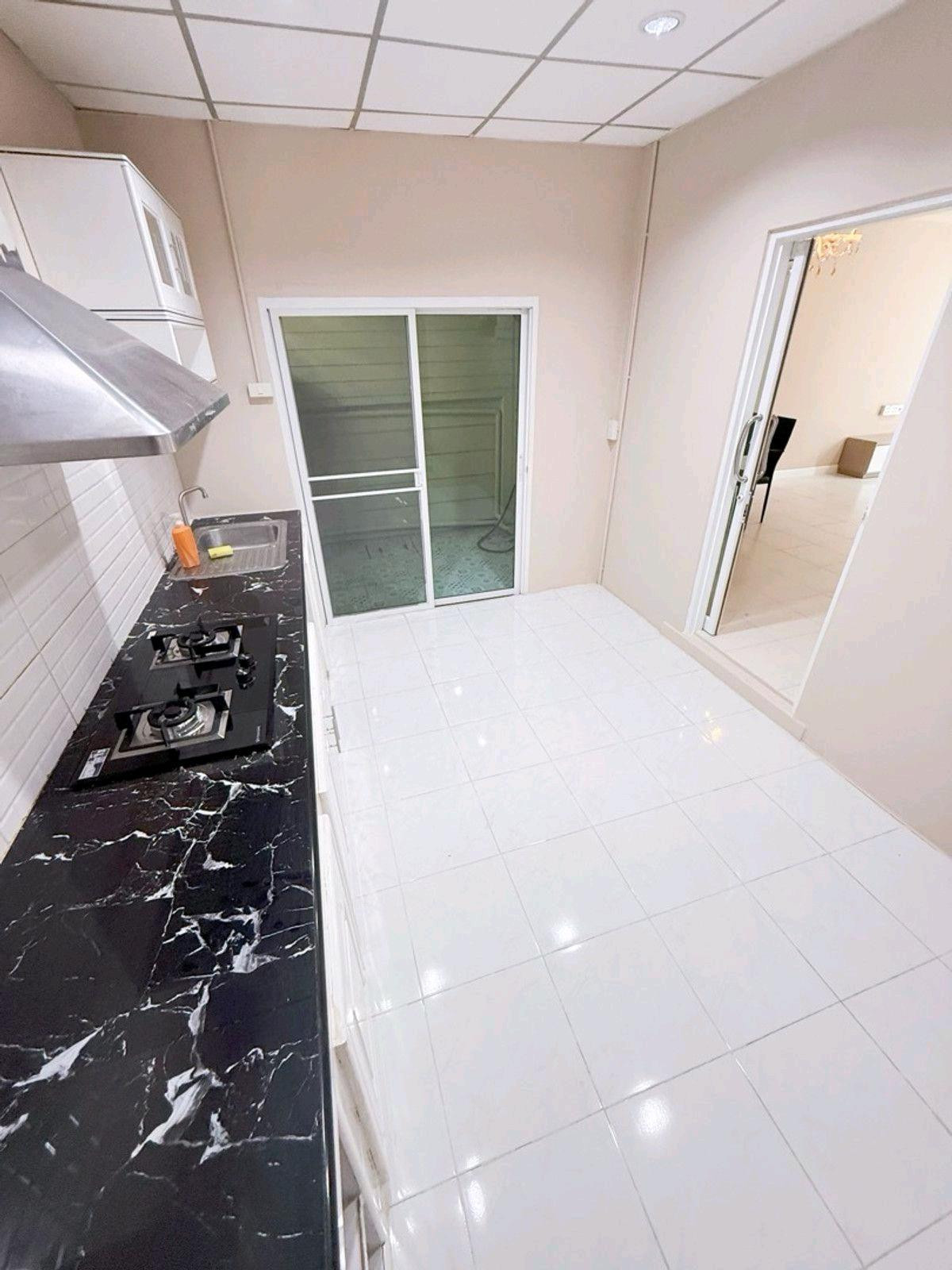 ให้เช่าทาวน์โฮมเกษตร นวมินทร์ ลาดปลาเค้า : 🔥 ทำเลดี เข้า-ออกสะดวก ใกล้วัดลาดปลาเค้า รายล้อมด้วยร้านค้า + 7-11 หน้าหมู่บ้าน