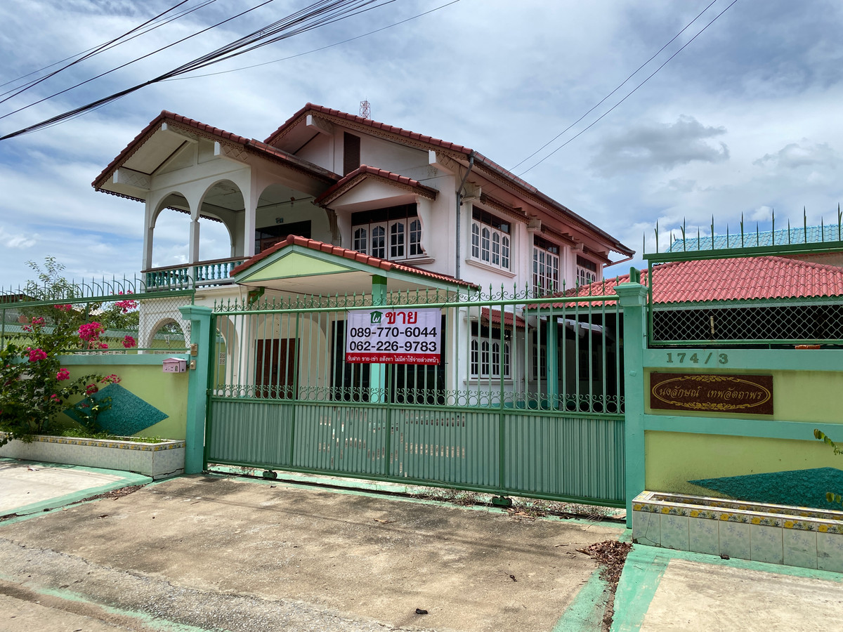 For SaleHouseSing Buri : Single detached house for sale, inexpensive price, lots of space, next to Singburi City Hall. Located 150 meters from the main road, detached house, ready to move in, 2 floors, width 45 meters, 3 bedrooms, 2 bathrooms, 2 ngan, 29 square wa (229 square wa)