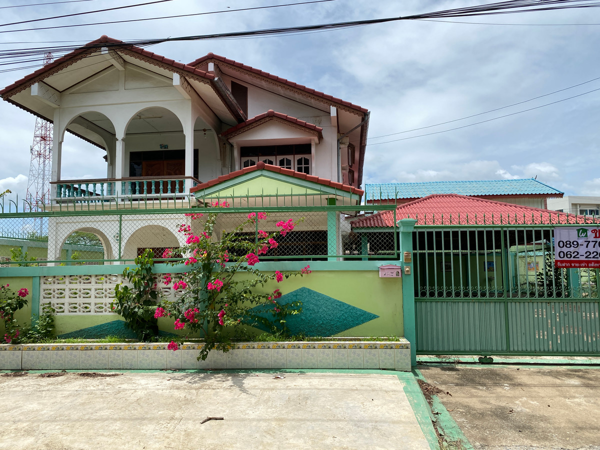 For SaleHouseSing Buri : Single detached house for sale, inexpensive price, lots of space, next to Singburi City Hall. Located 150 meters from the main road, detached house, ready to move in, 2 floors, width 45 meters, 3 bedrooms, 2 bathrooms, 2 ngan, 29 square wa (229 square wa)