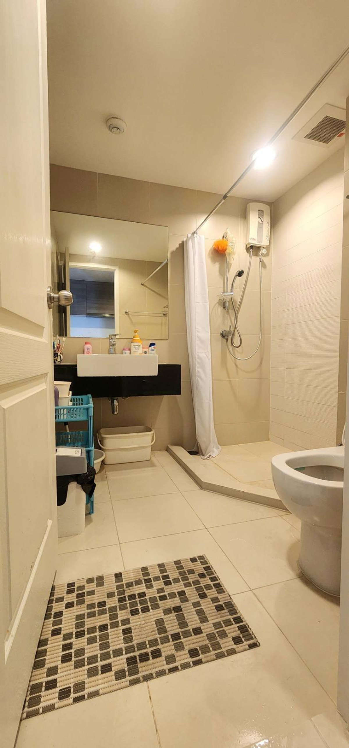 For RentCondoRama9, Petchburi, RCA : Condo room for rent, Belle Grand Rama 9, next to Central MRT Rama 9.