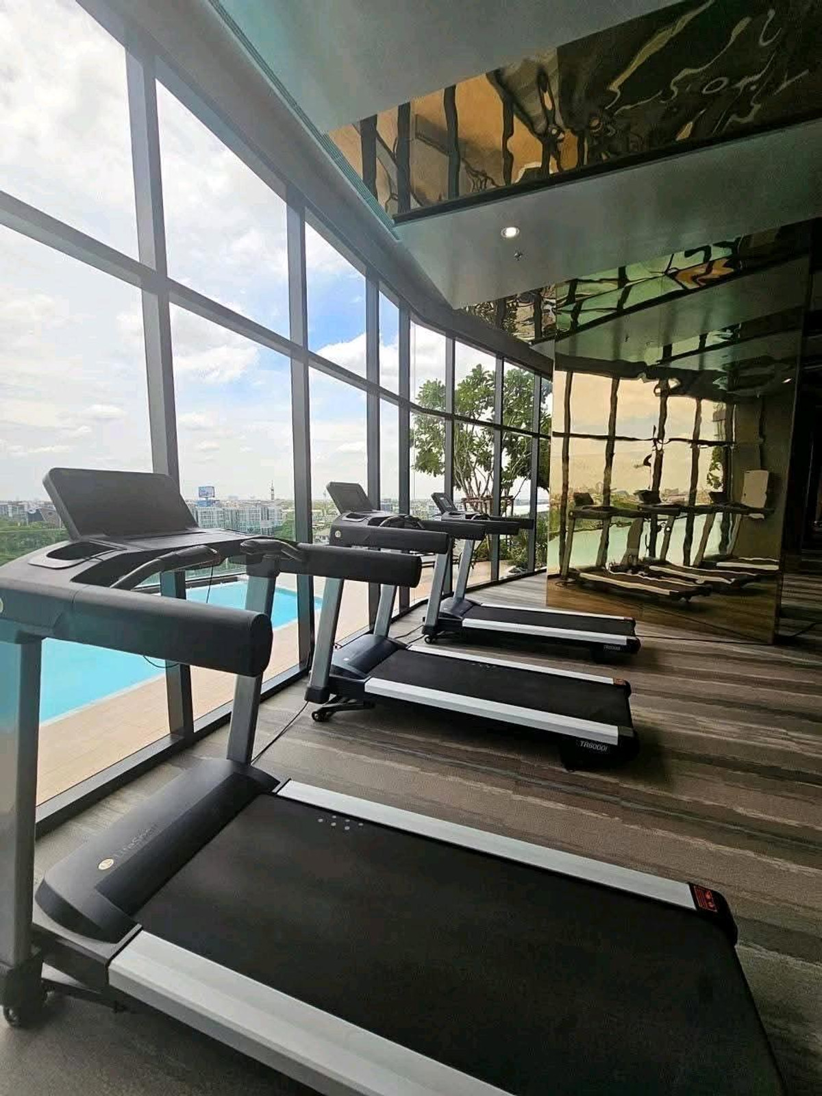 For RentCondoPattanakan, Srinakarin : 🚆✨ Next to BTS Hua Mak, 0 meters, walk down from the condo to the station! Room available, ready to move in immediately 😘😘