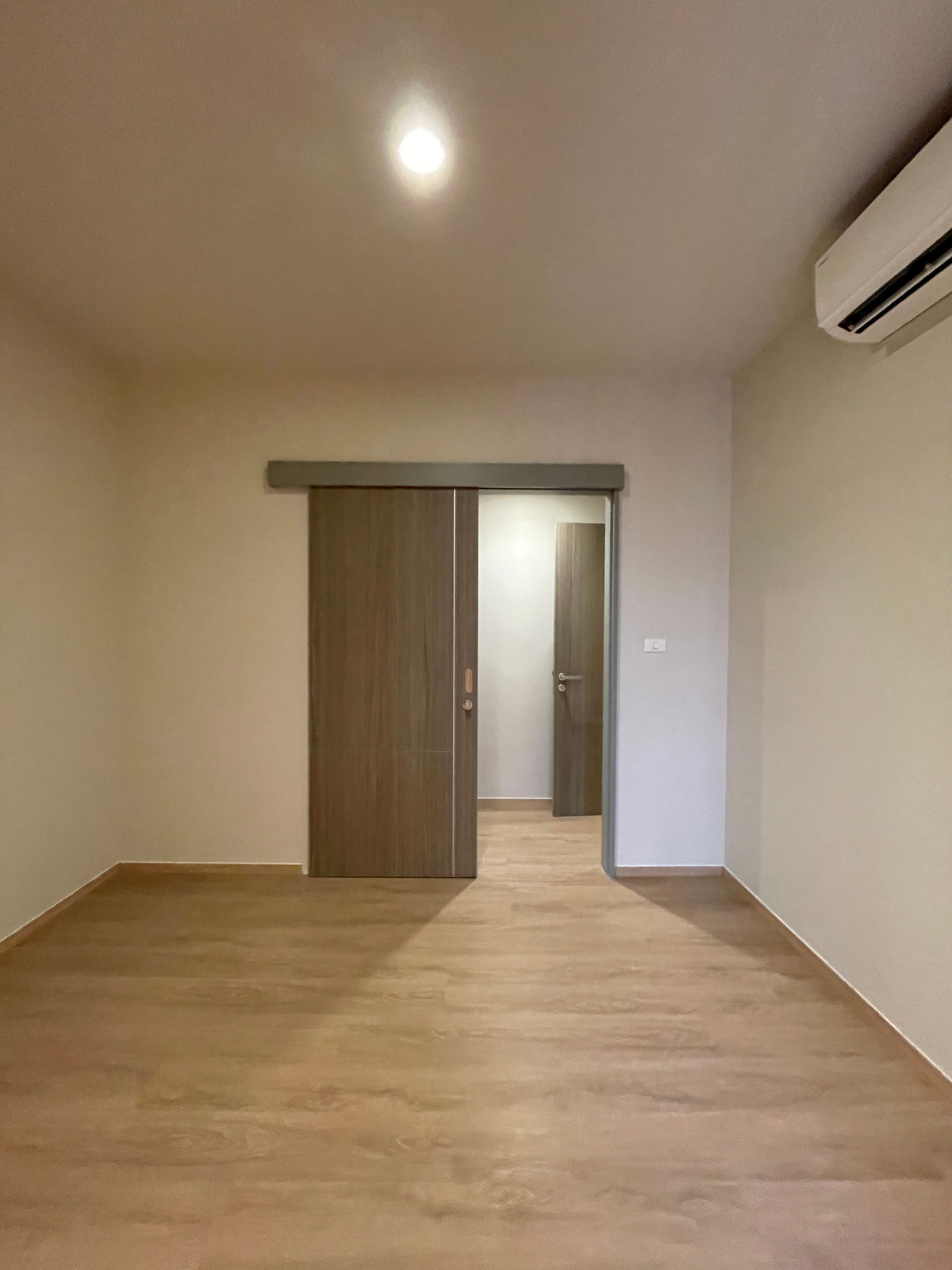 For SaleCondoSathorn, Narathiwat : [RARE CORNER UNIT] The Issara Sathorn 2BR Plus corner room, river view - Bang Kachao. Single house function @Chan-Sathorn Road Amazingly spacious area of ​​89.54 sq m., 26th floor, southeast direction, receives cool breezes, takes in the view of the Chao 