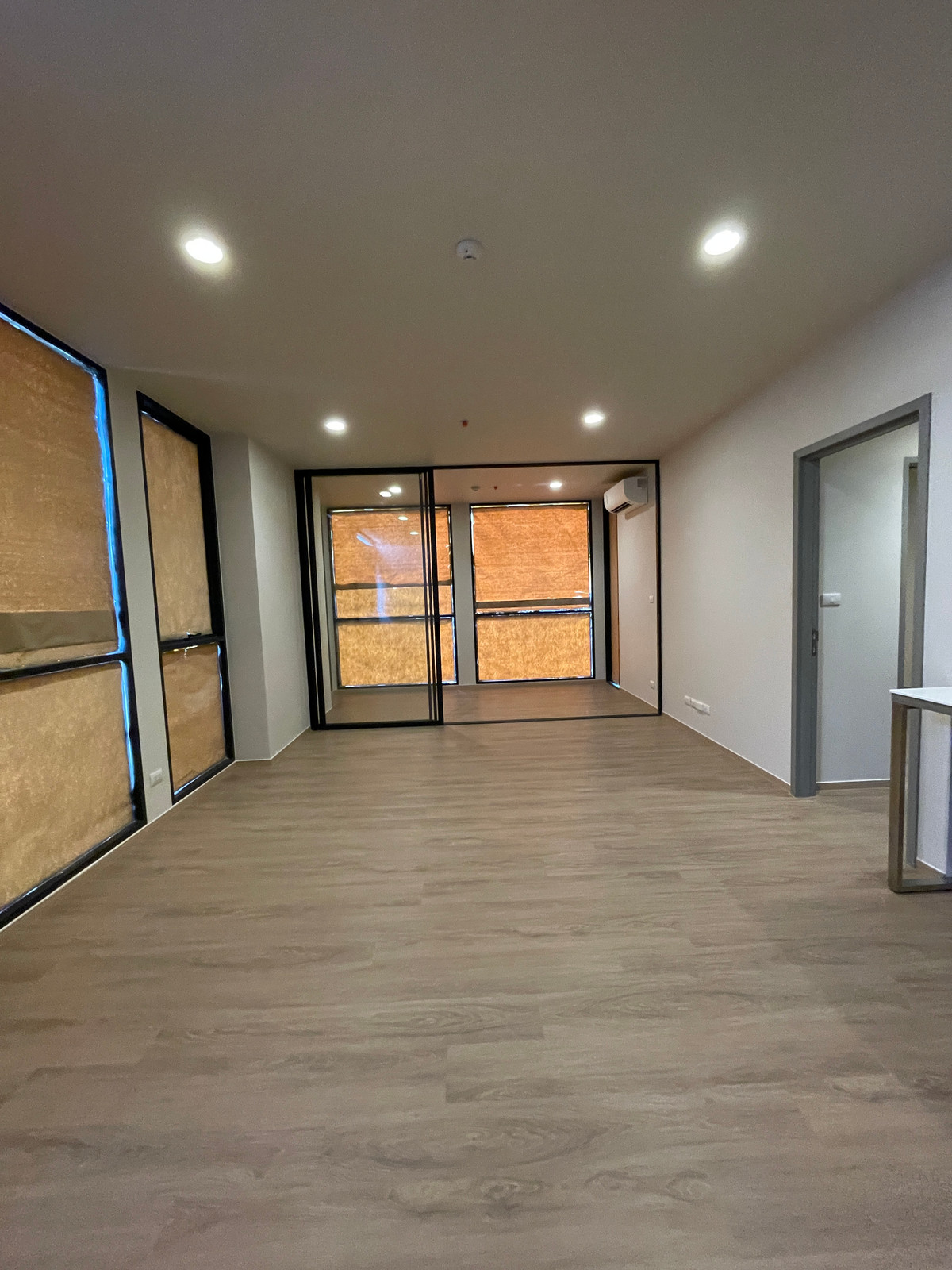 For SaleCondoSathorn, Narathiwat : [RARE CORNER UNIT] The Issara Sathorn 2BR Plus corner room, river view - Bang Kachao. Single house function @Chan-Sathorn Road Amazingly spacious area of ​​89.54 sq m., 26th floor, southeast direction, receives cool breezes, takes in the view of the Chao 