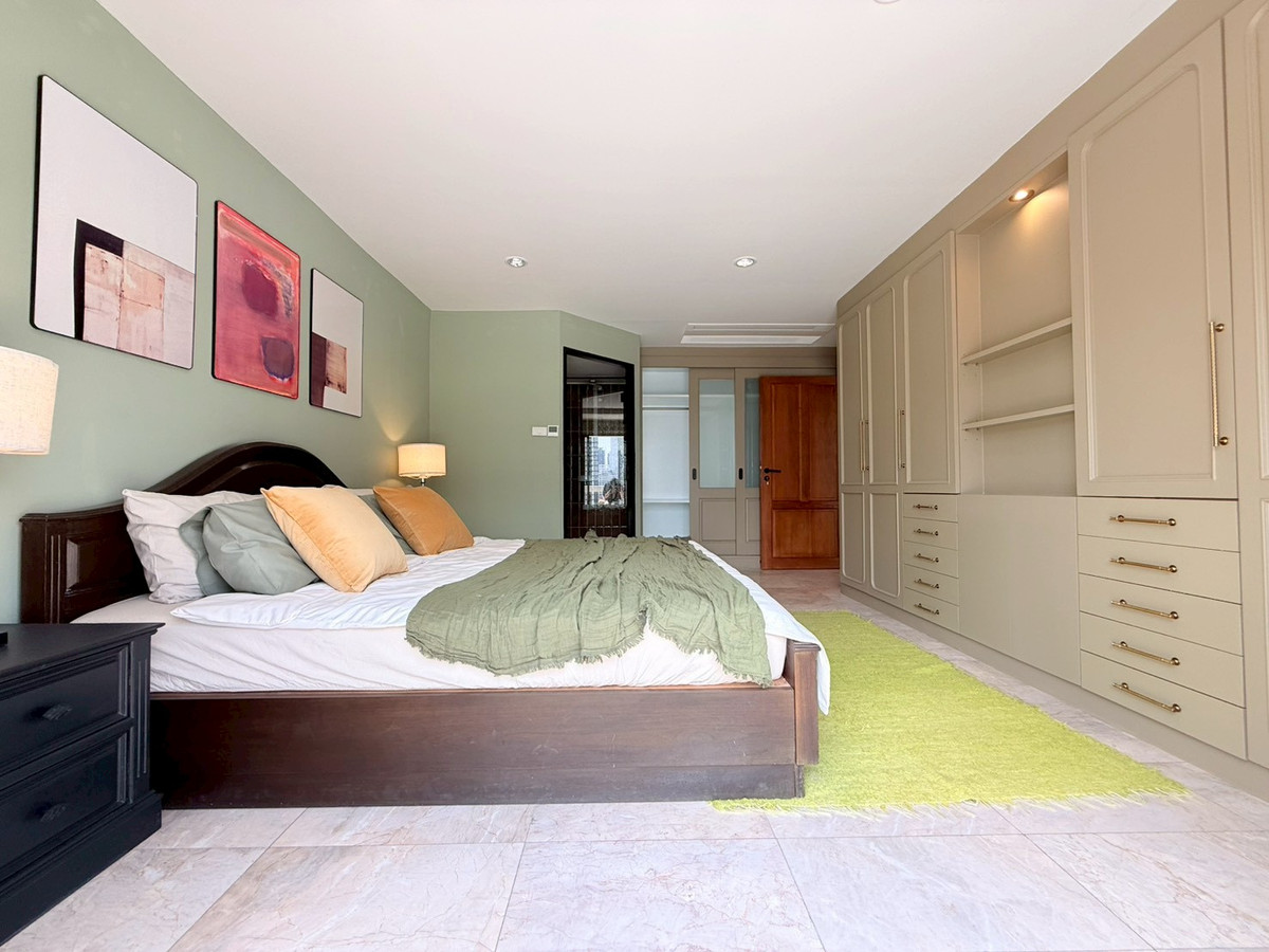 For RentCondoSukhumvit, Asoke, Thonglor : 🌁🎊 Ruamjai Heights, Sukhumvit 15 Condo for rent, newly renovated, super modern, 3 bedrooms, in the heart of Sukhumvit 