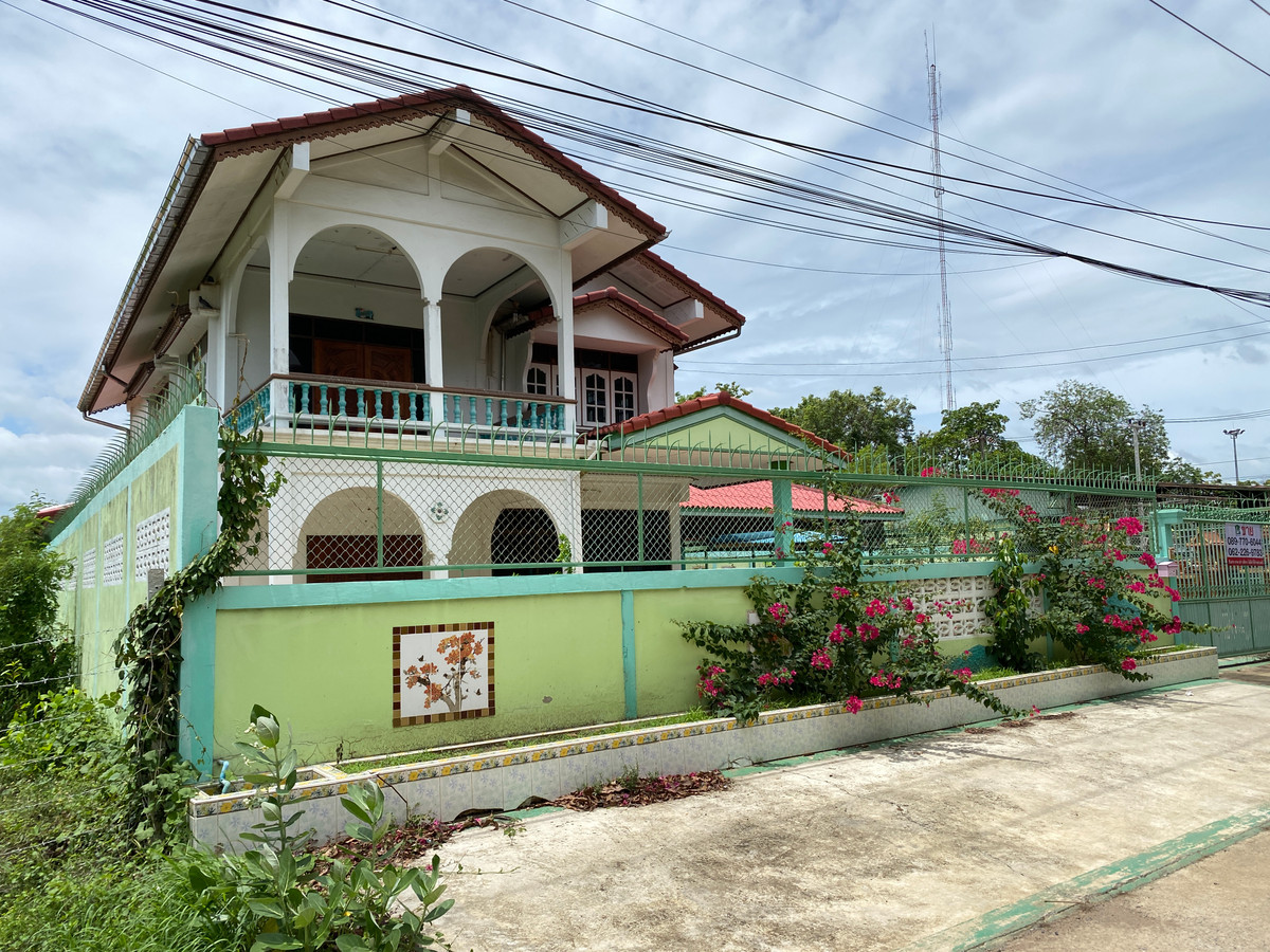 For SaleHouseSing Buri : Single detached house for sale, inexpensive price, lots of space, next to Singburi City Hall. Located 150 meters from the main road, detached house, ready to move in, 2 floors, width 45 meters, 3 bedrooms, 2 bathrooms, 2 ngan, 29 square wa (229 square wa)