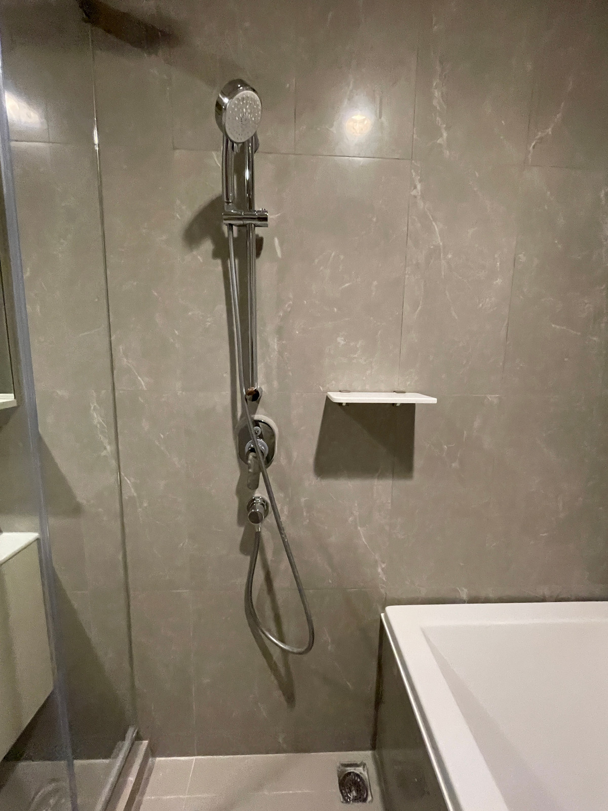 For SaleCondoSathorn, Narathiwat : [RARE CORNER UNIT] The Issara Sathorn 2BR Plus corner room, river view - Bang Kachao. Single house function @Chan-Sathorn Road Amazingly spacious area of ​​89.54 sq m., 26th floor, southeast direction, receives cool breezes, takes in the view of the Chao 