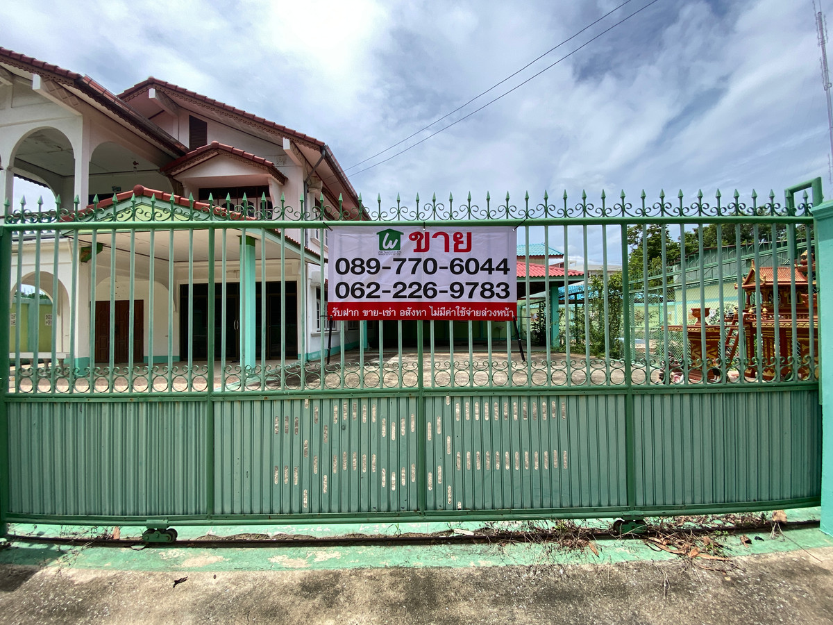 For SaleHouseSing Buri : Single detached house for sale, inexpensive price, lots of space, next to Singburi City Hall. Located 150 meters from the main road, detached house, ready to move in, 2 floors, width 45 meters, 3 bedrooms, 2 bathrooms, 2 ngan, 29 square wa (229 square wa)