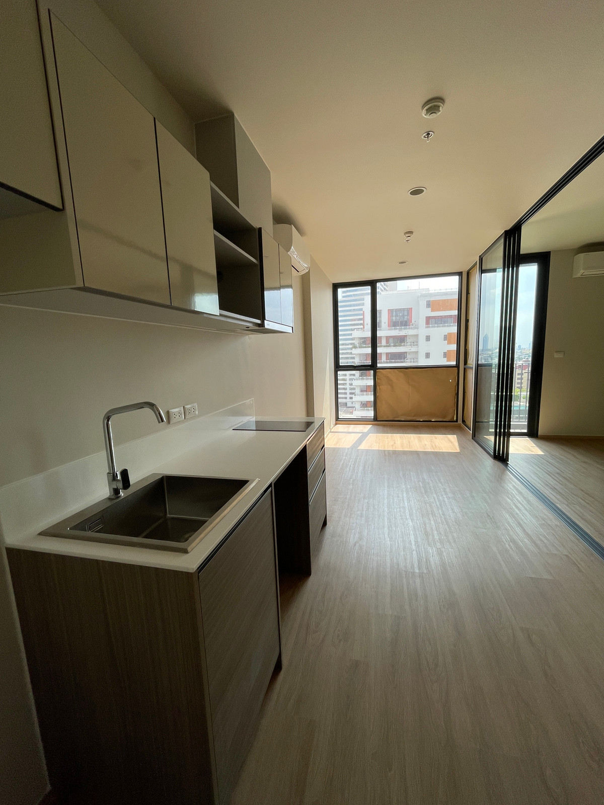 ขายคอนโดสาทร นราธิวาส : [HOT UNIT] The Issara Sathorn 1BR ห้องโปร่งผนังกระจก วิวเมืองนราธิวาสฯ-พระราม 3 ที่จอดรถ 100% ห้องสวย Layout ลงตัวสำหรับคนเมือง! ชั้น 12A พื้นที่ 32.96 ตร.ม. ได้ฟีลห้องกว้างและสว่างเป็นพิเศษด้วยผนังกระจกใส (Glass Partition)