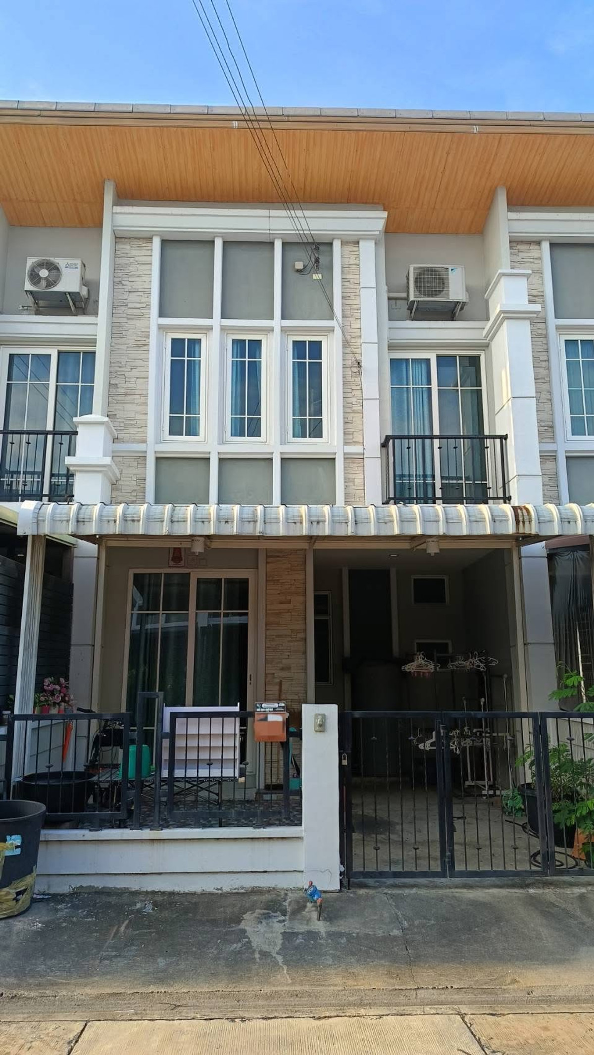 For RentTownhomeKaset Nawamin,Ladplakao : Townhome for rent, Golden Town 2, Nawamin 42, near Chocolate Ville. and Pattawikorn Market