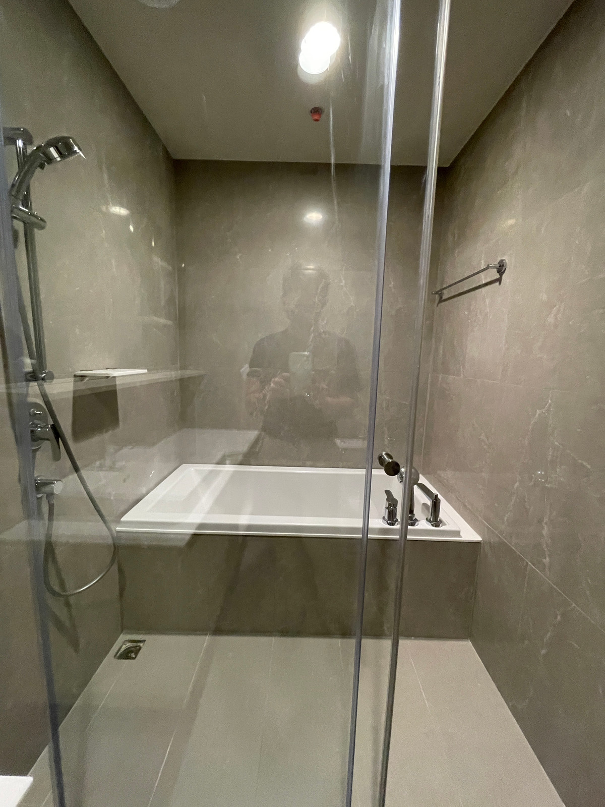 For SaleCondoSathorn, Narathiwat : [RARE CORNER UNIT] The Issara Sathorn 2BR Plus corner room, river view - Bang Kachao. Single house function @Chan-Sathorn Road Amazingly spacious area of ​​89.54 sq m., 26th floor, southeast direction, receives cool breezes, takes in the view of the Chao 