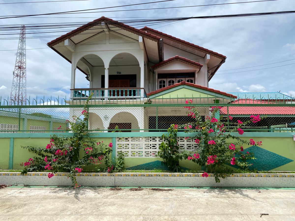 For SaleHouseSing Buri : Single detached house for sale, inexpensive price, lots of space, next to Singburi City Hall. Located 150 meters from the main road, detached house, ready to move in, 2 floors, width 45 meters, 3 bedrooms, 2 bathrooms, 2 ngan, 29 square wa (229 square wa)