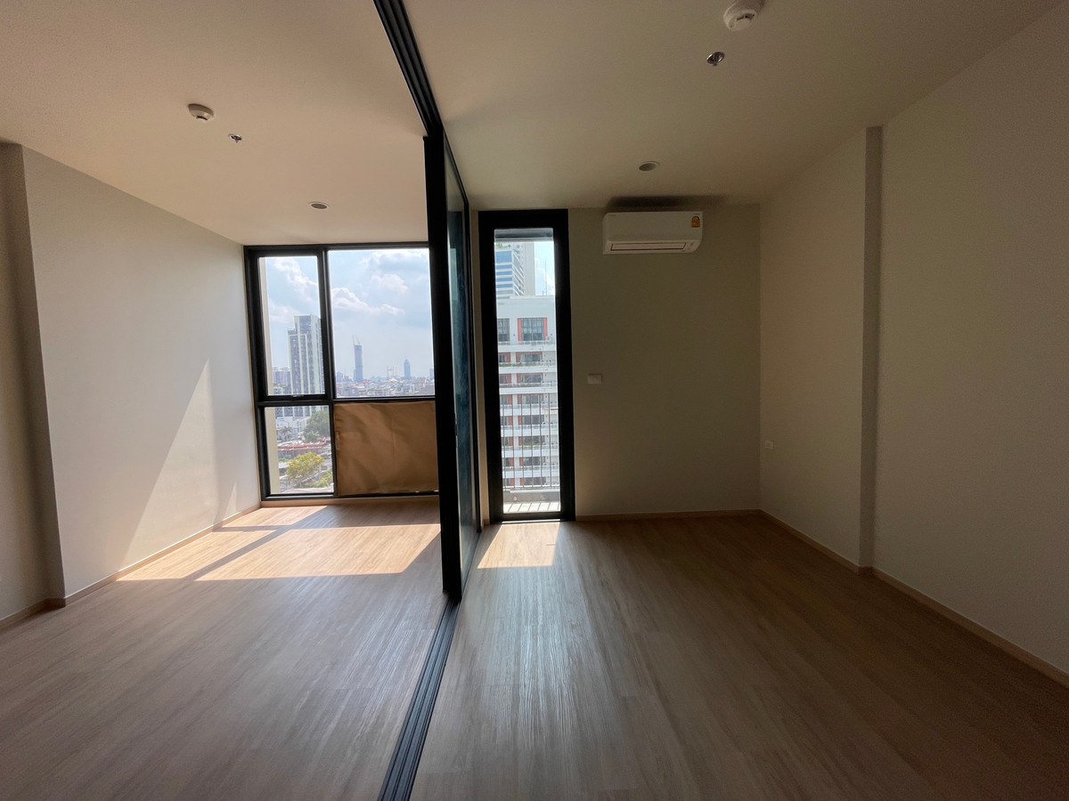 For SaleCondoSathorn, Narathiwat : [HOT UNIT] The Issara Sathorn 1BR, open room with glass walls. City view of Narathiwat - Rama 3, 100% parking, beautiful room, perfect layout for city people! Floor 12A, area 32.96 sq m, has a spacious and bright room feel with clear glass walls (Glass Pa