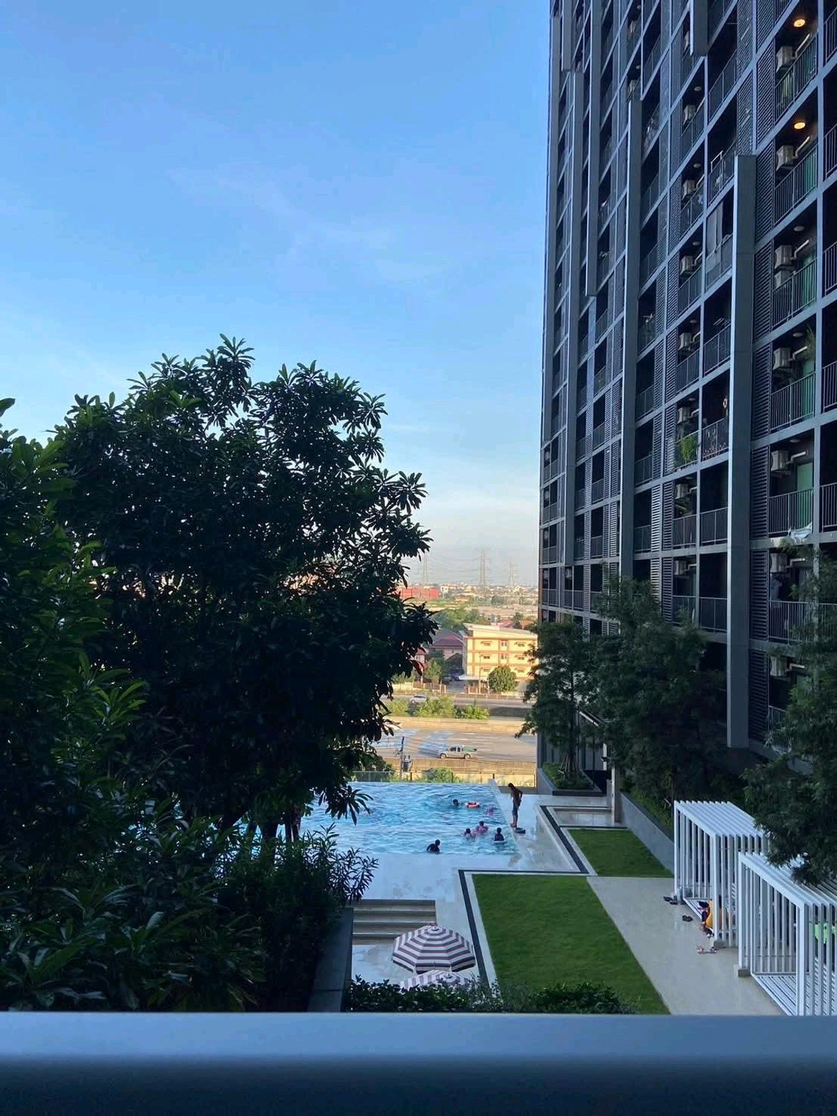 For RentCondoBangna, Bearing, Lasalle : ✨ Good location, next to Mega Bangna, convenient travel, wide balcony, pool view, east direction, receives morning sun, good atmosphere, pleasant.