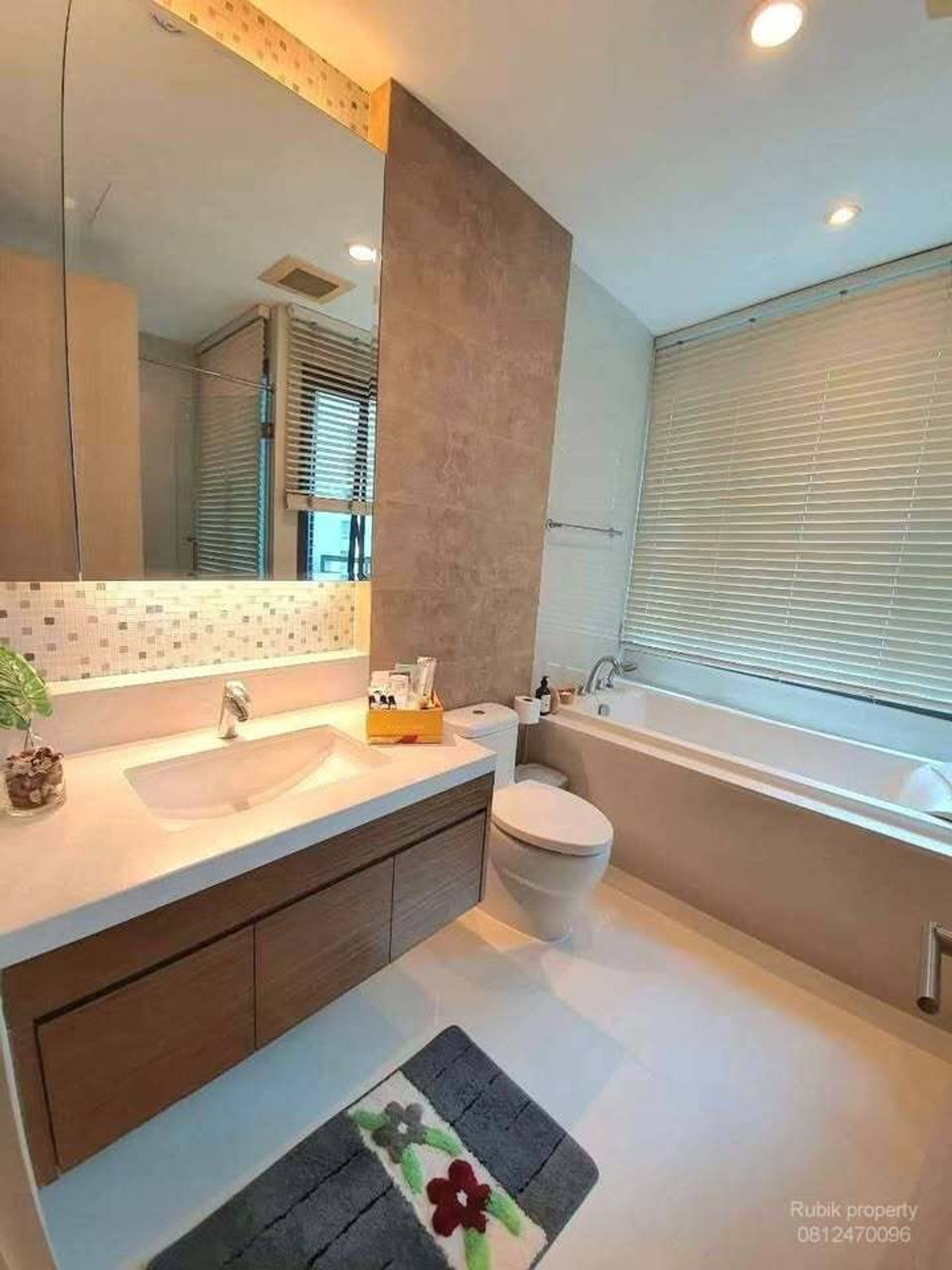 For RentCondoSukhumvit, Asoke, Thonglor : 🏙 **Condo for rent Bright Sukhumvit 24 (large corner room)** RB1819 Prime location in the heart of Phrom Phong, near Emporium & EmQuartier ✨