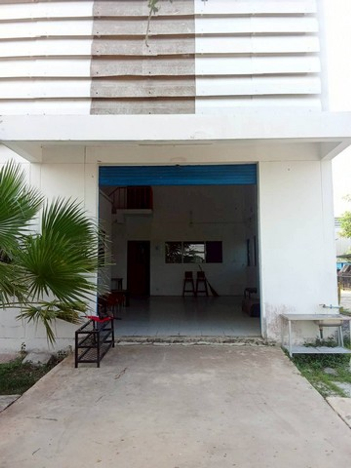 For RentWarehouseLadkrabang, Suwannaphum Airport : HR3336 Warehouse with office for rent, area 1,100 sq m., potential location in Lat Krabang area | near Srinakarin-Romklao Road. (New Krungthep Kreetha)