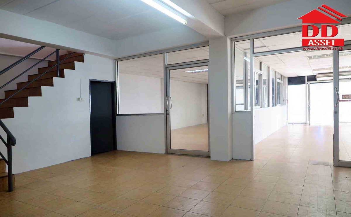For SaleWarehouseSamut Prakan,Samrong : Urgent sale, 4-story warehouse, Bang Phli, Samut Prakan Province. Yellow area Property code: F8041