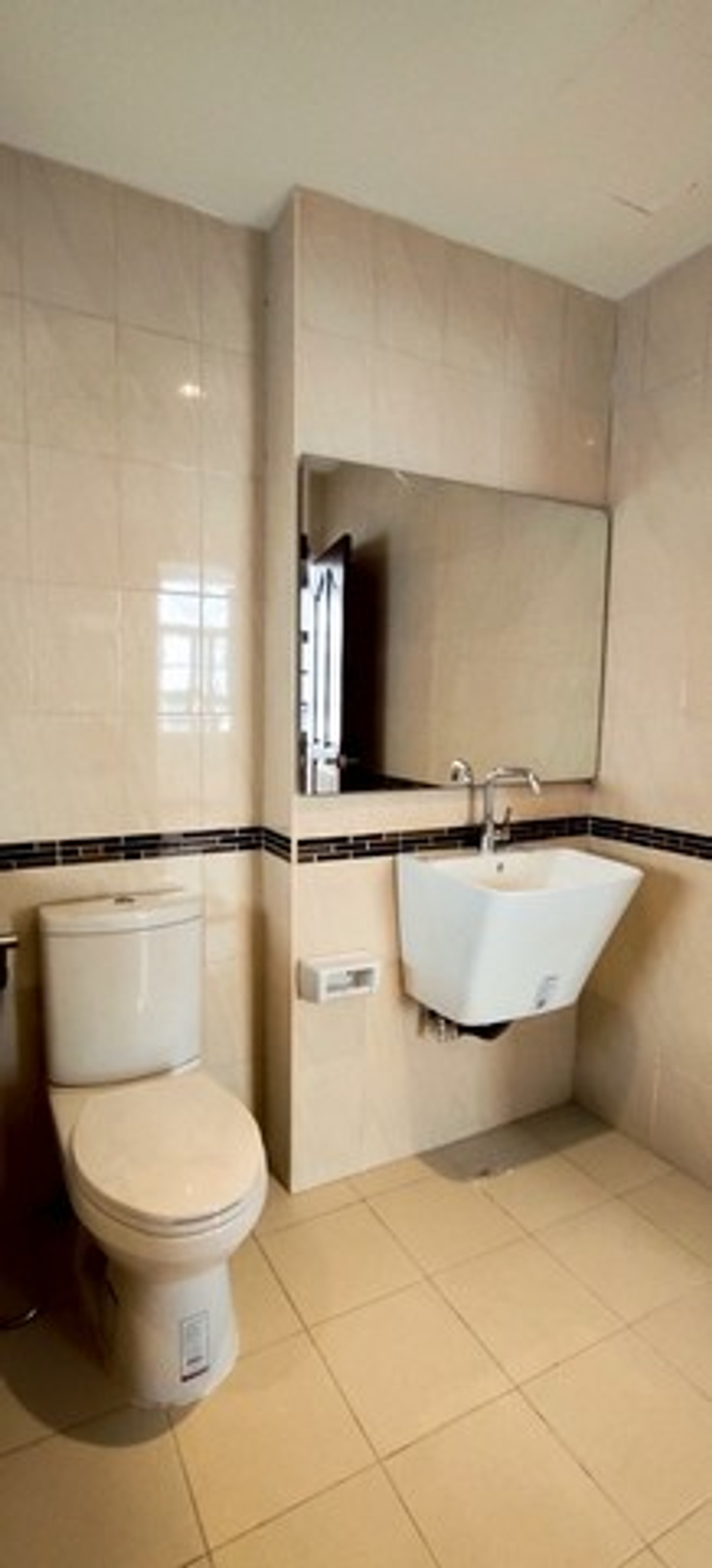 ให้เช่าทาวน์โฮมพระราม 9 เพชรบุรีตัดใหม่ RCA : HR3331ให้เช่าทาวน์โฮม 3 ชั้น หลังมุม รีโนเวทใหม่ ทำเลทองพระราม 9  เหมาะเป็น Home Office / คาเฟ่ /อยู่อาศัย