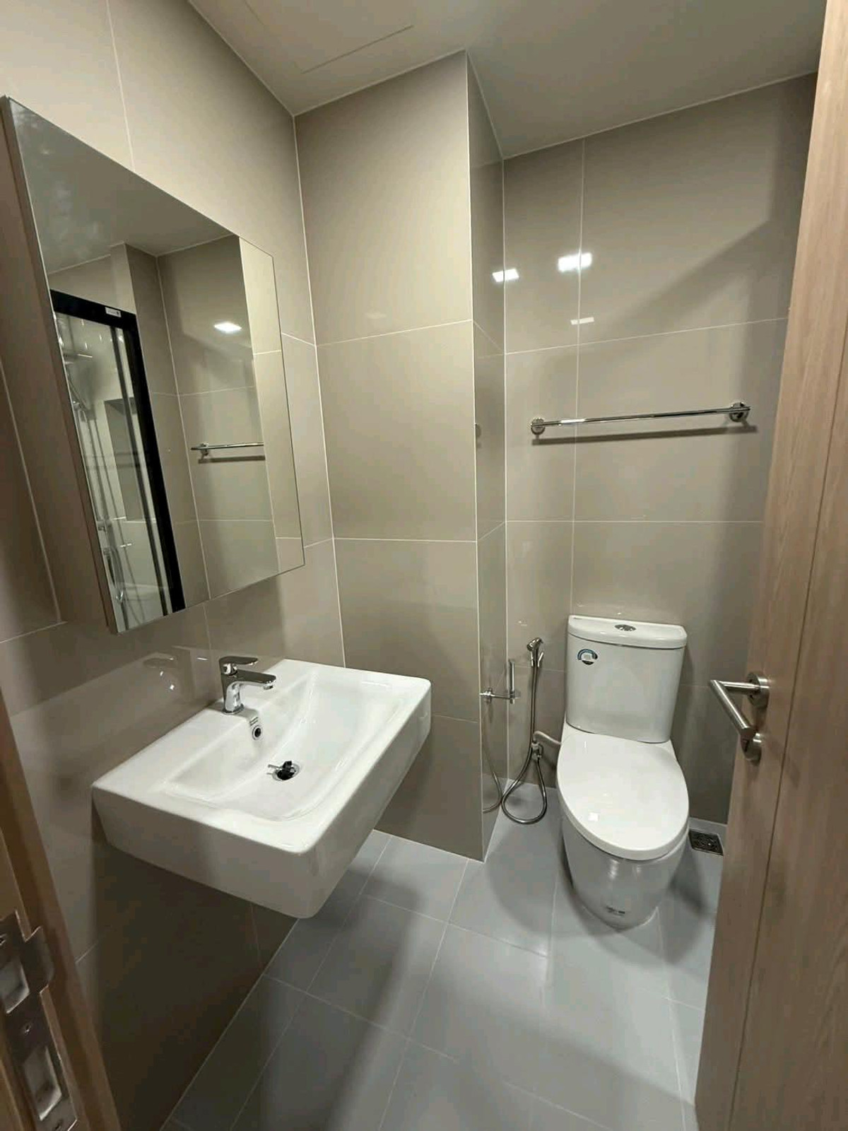 For RentCondoWongwianyai, Charoennakor : ✨ Good location, near BTS Khlong San, walk only 200 meters, near ICONSIAM, Chao Phraya River view ✨