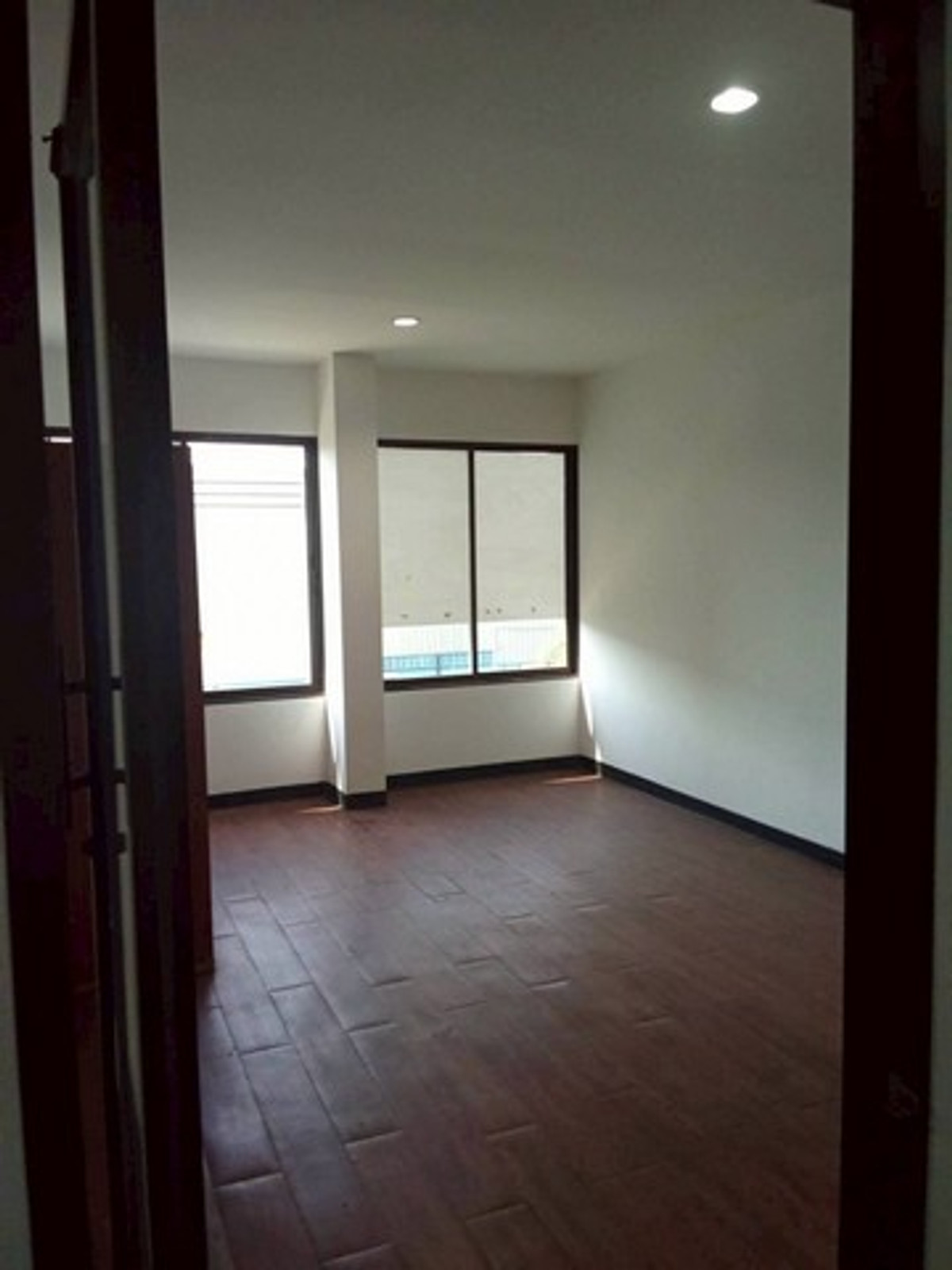 For RentWarehouseLadkrabang, Suwannaphum Airport : HR3336 Warehouse with office for rent, area 1,100 sq m., potential location in Lat Krabang area | near Srinakarin-Romklao Road. (New Krungthep Kreetha)